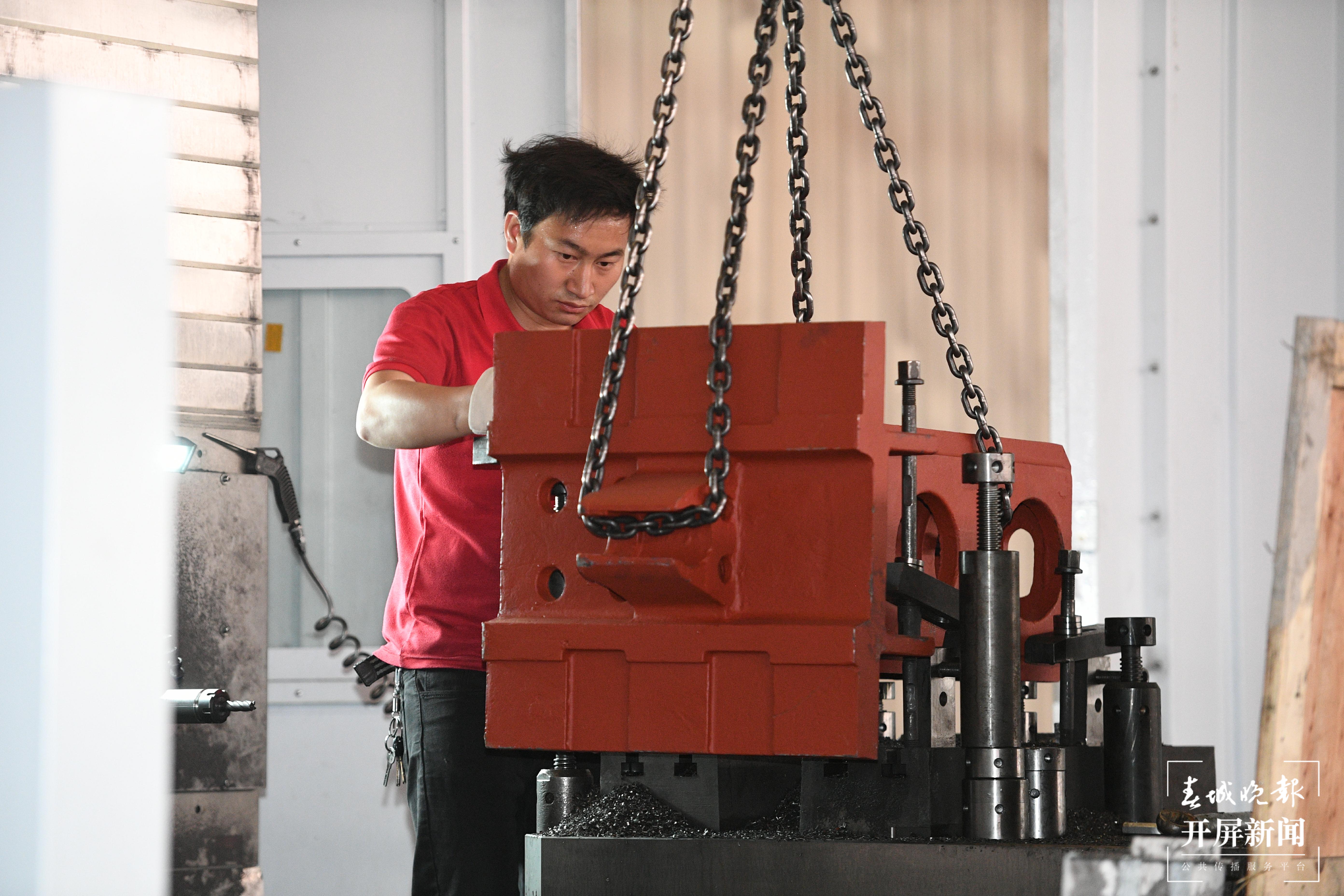 工人在太标集团铸造车间忙碌。李冉 摄.jpg