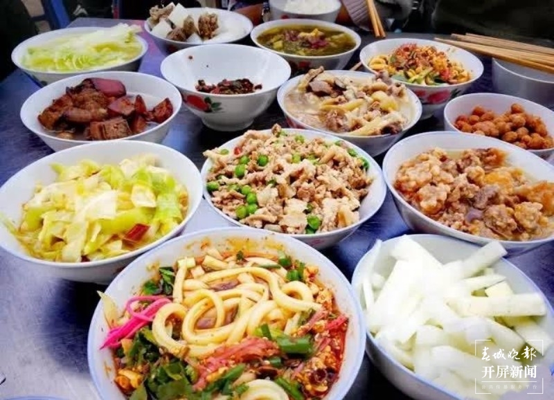 曲靖东山，万亩杜鹃开正艳