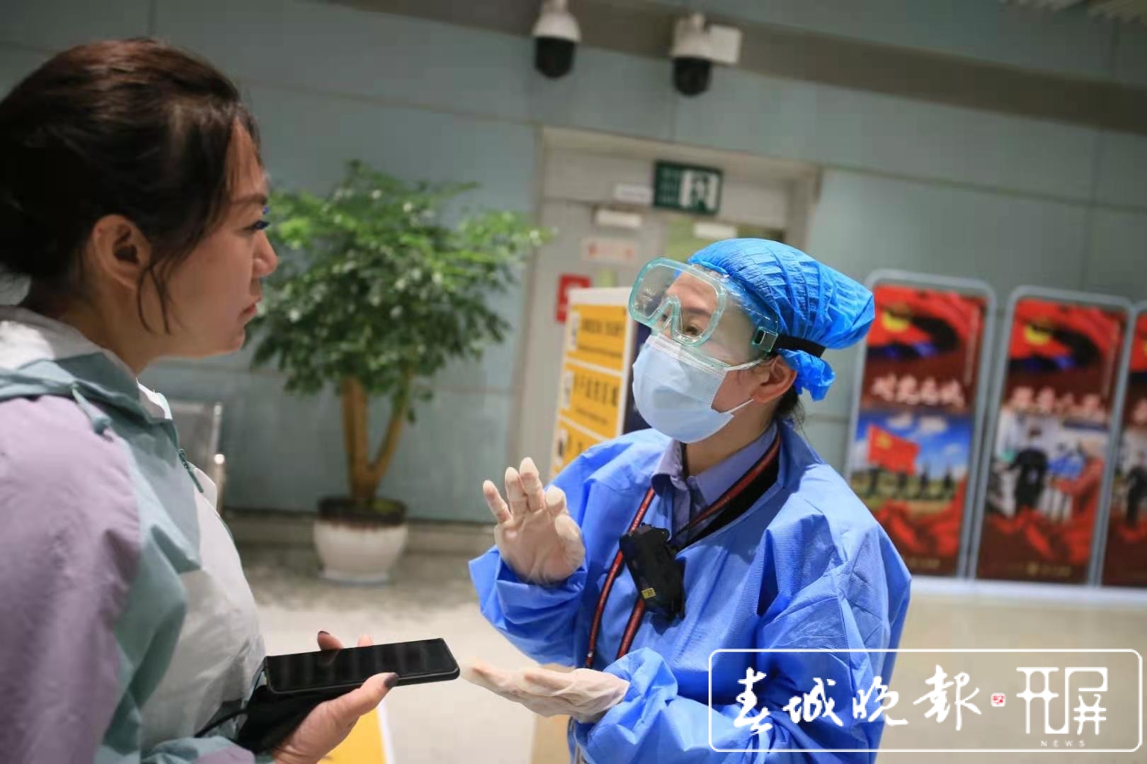 “天上不会掉馅饼”国家安全日昆明边检开展反境外涉诈涉赌普法宣传（记者 曹婕 通讯员 徐彦 朱虹 摄影报道）