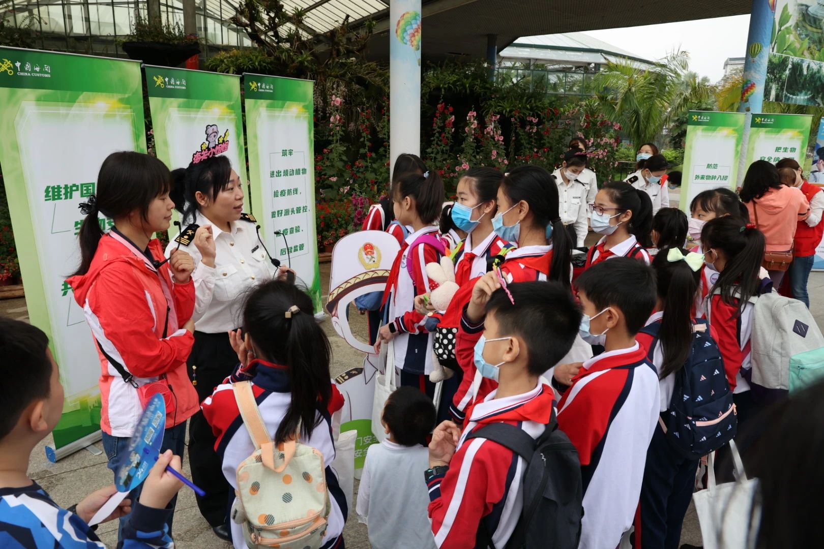 ▲2021年4月10日，广州海关联合华南植物园开展“维护国门生物安全，共建美丽生态家园”全民国家安全教育主题活动，向参与活动的小学生普及国门生物安全知识。