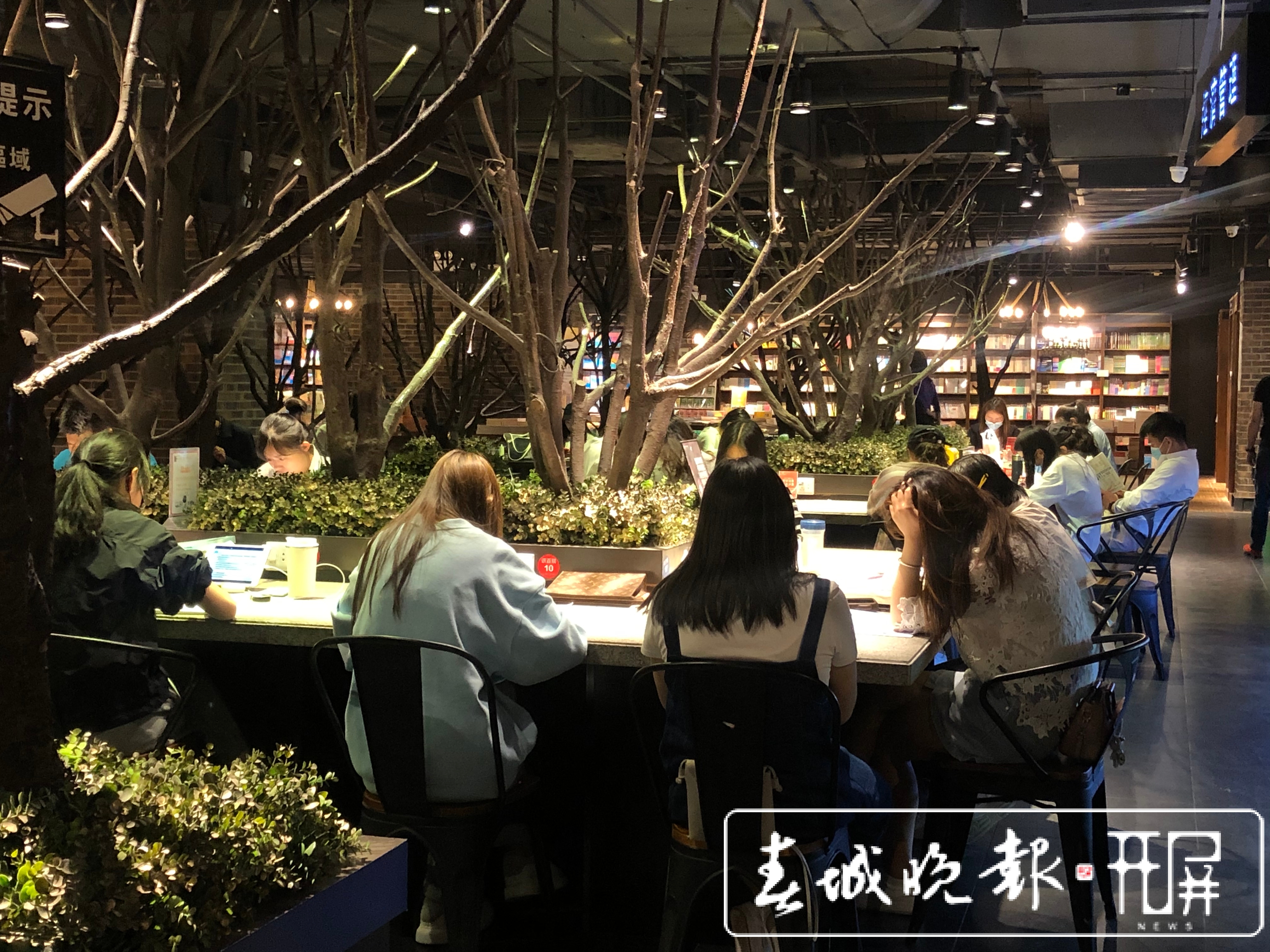 在世界书局体验阅读的自律感 春城晚报-开屏新闻记者 闵楠 秦蒙琳 李春丽 马楠 蒋琼波 崔敏 摄影报道