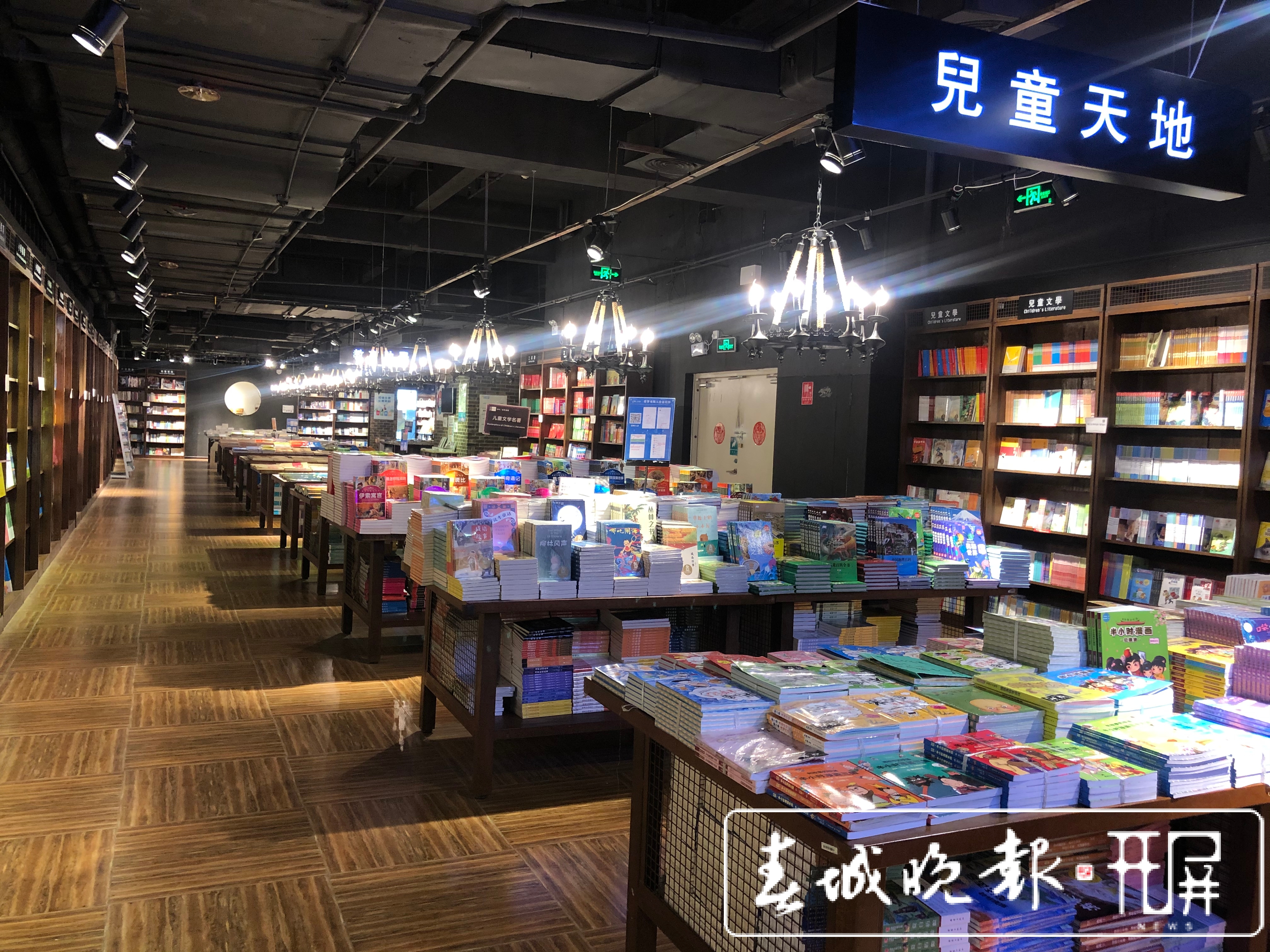 在世界书局体验阅读的自律感 春城晚报-开屏新闻记者 闵楠 秦蒙琳 李春丽 马楠 蒋琼波 崔敏 摄影报道