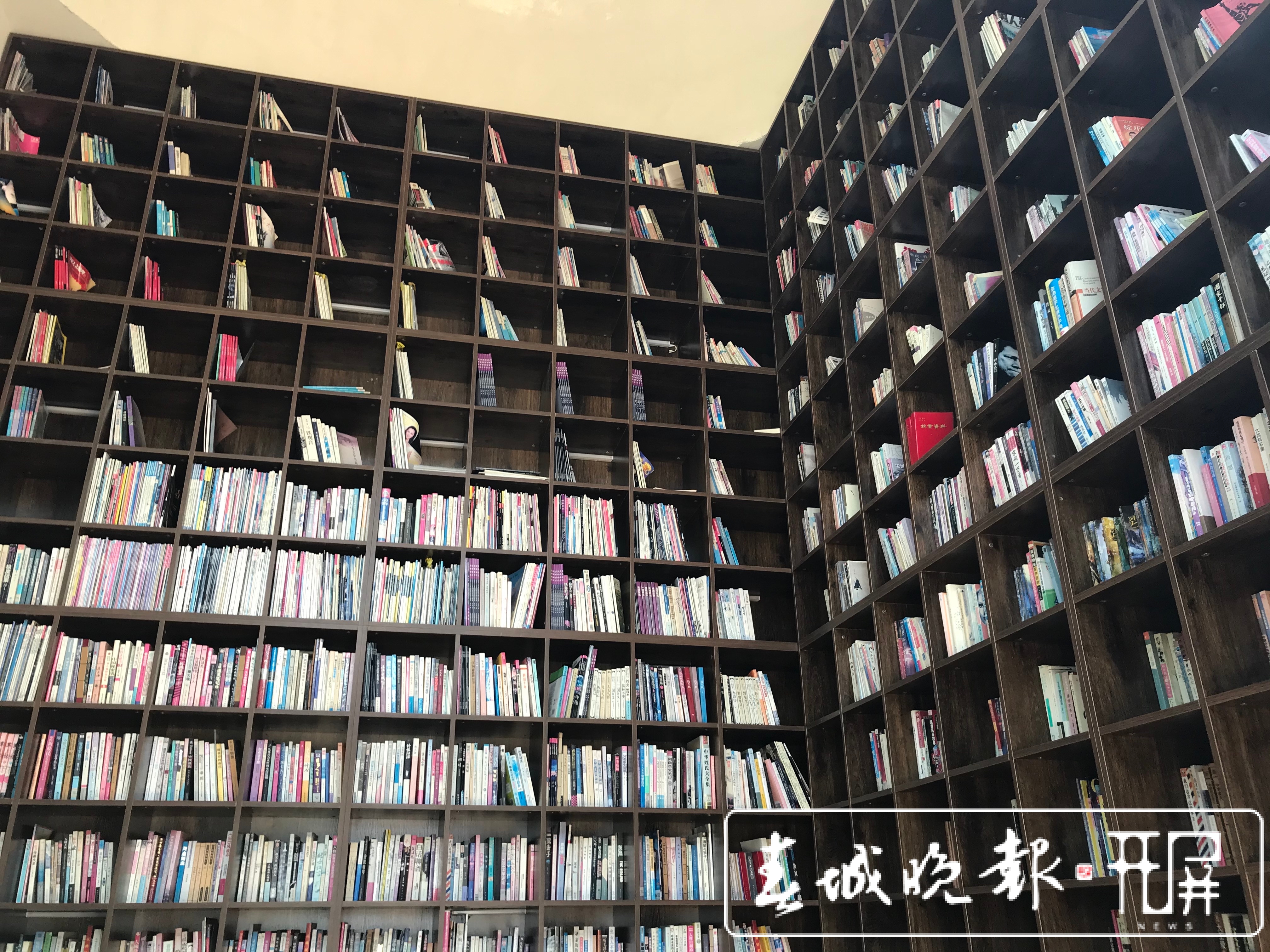 抚仙湖畔藏着个书店，只想到里面“虚度时光” 春城晚报-开屏新闻记者 闵楠 秦蒙琳 李春丽 马楠 蒋琼波 崔敏 摄影报道