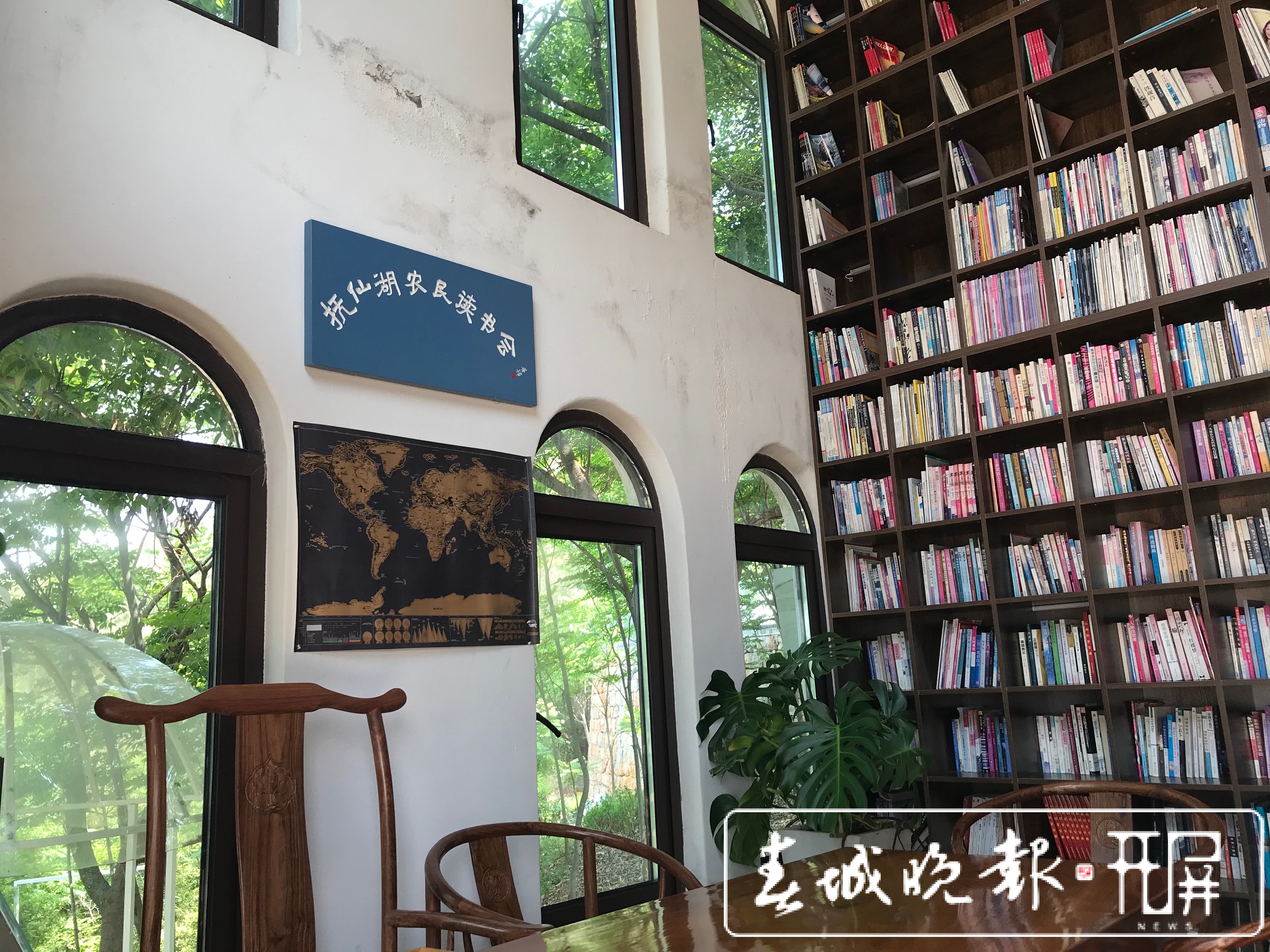 抚仙湖畔藏着个书店，只想到里面“虚度时光” 春城晚报-开屏新闻记者 闵楠 秦蒙琳 李春丽 马楠 蒋琼波 崔敏 摄影报道