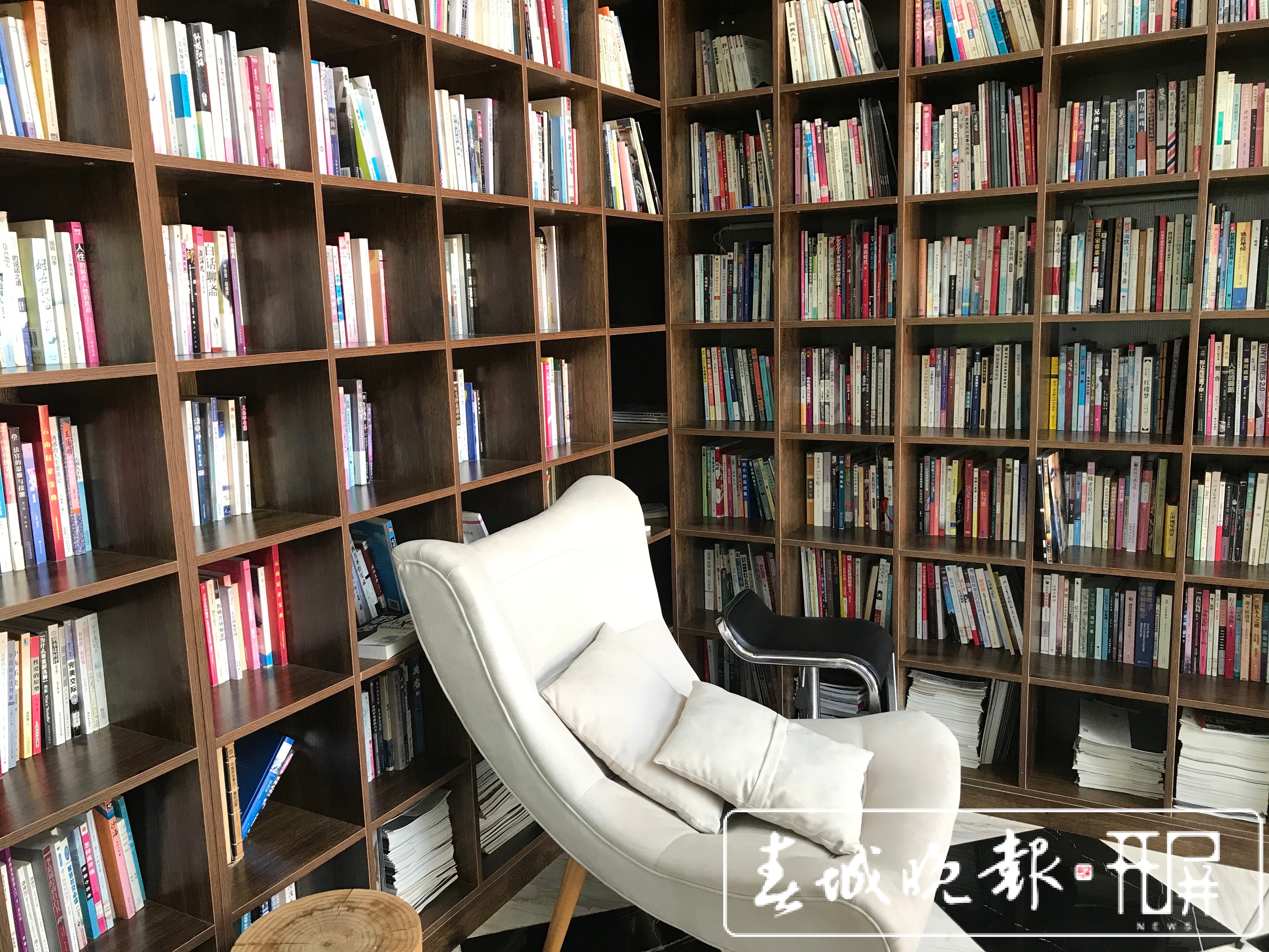 抚仙湖畔藏着个书店，只想到里面“虚度时光” 春城晚报-开屏新闻记者 闵楠 秦蒙琳 李春丽 马楠 蒋琼波 崔敏 摄影报道