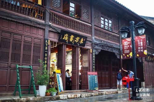 昆明东方书店(春城晚报-开屏新闻记者 闵楠 摄)