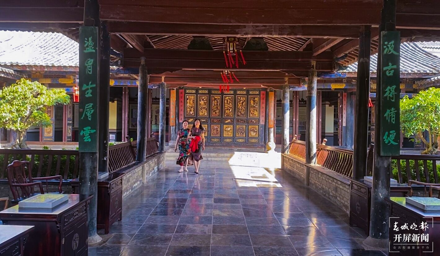 游客在朱家花园中游览-刘畅 摄 - 副本.jpg