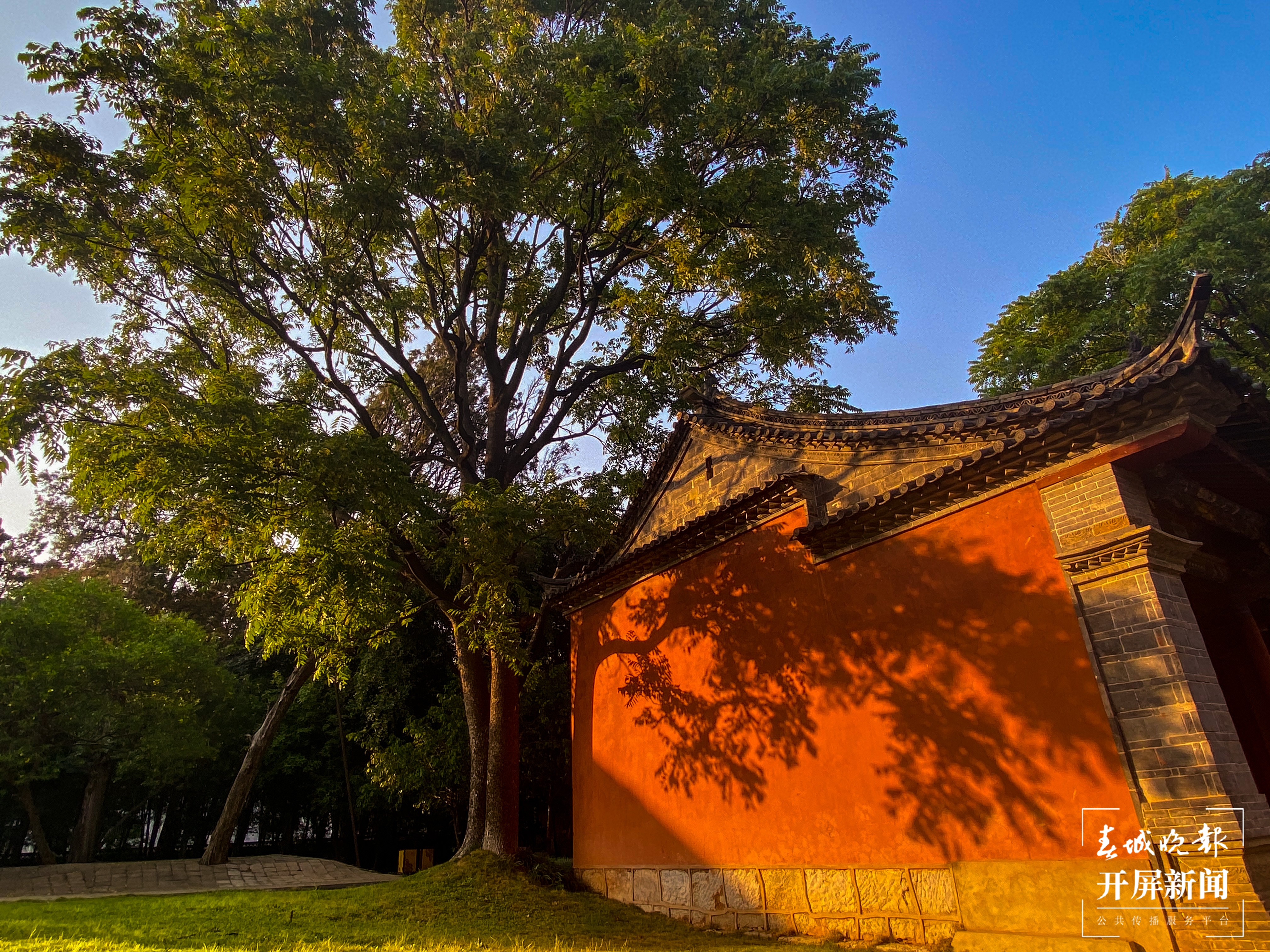 建水文庙中的红墙-刘畅 摄.jpg