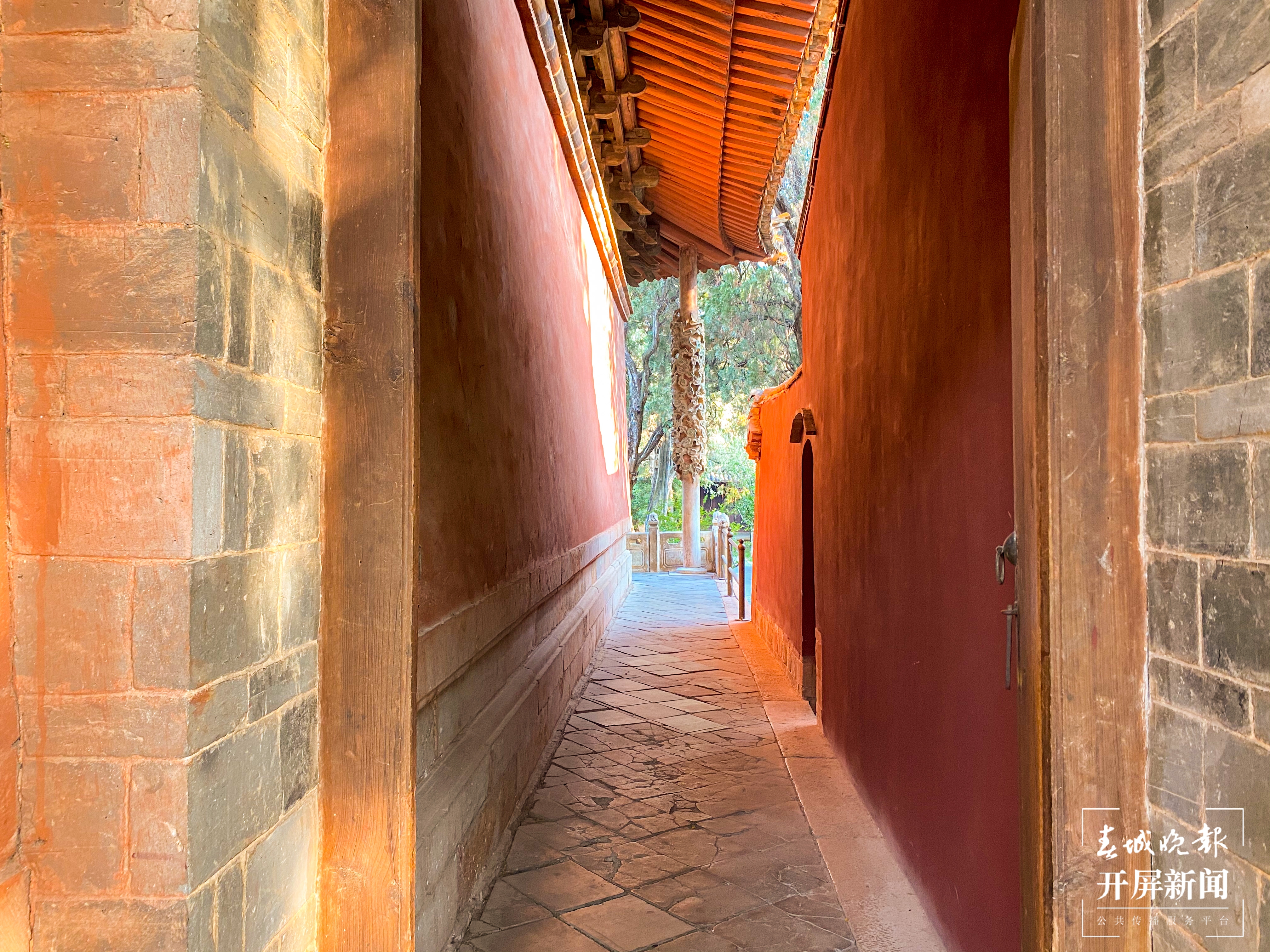建水文庙中的红墙透露着历史感-刘畅 摄.jpg