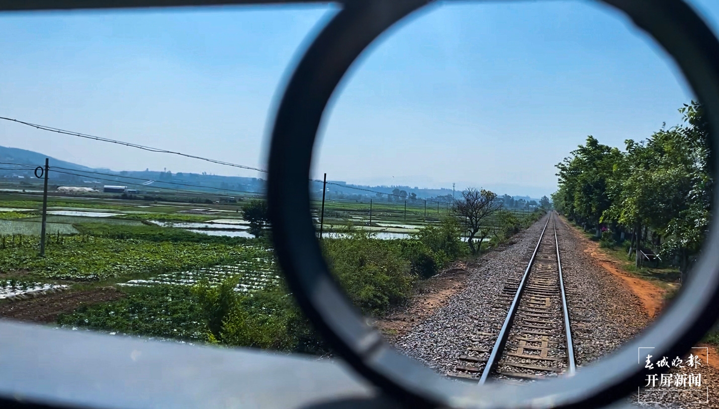 笔直的米轨和田园风光-刘畅 摄.jpg