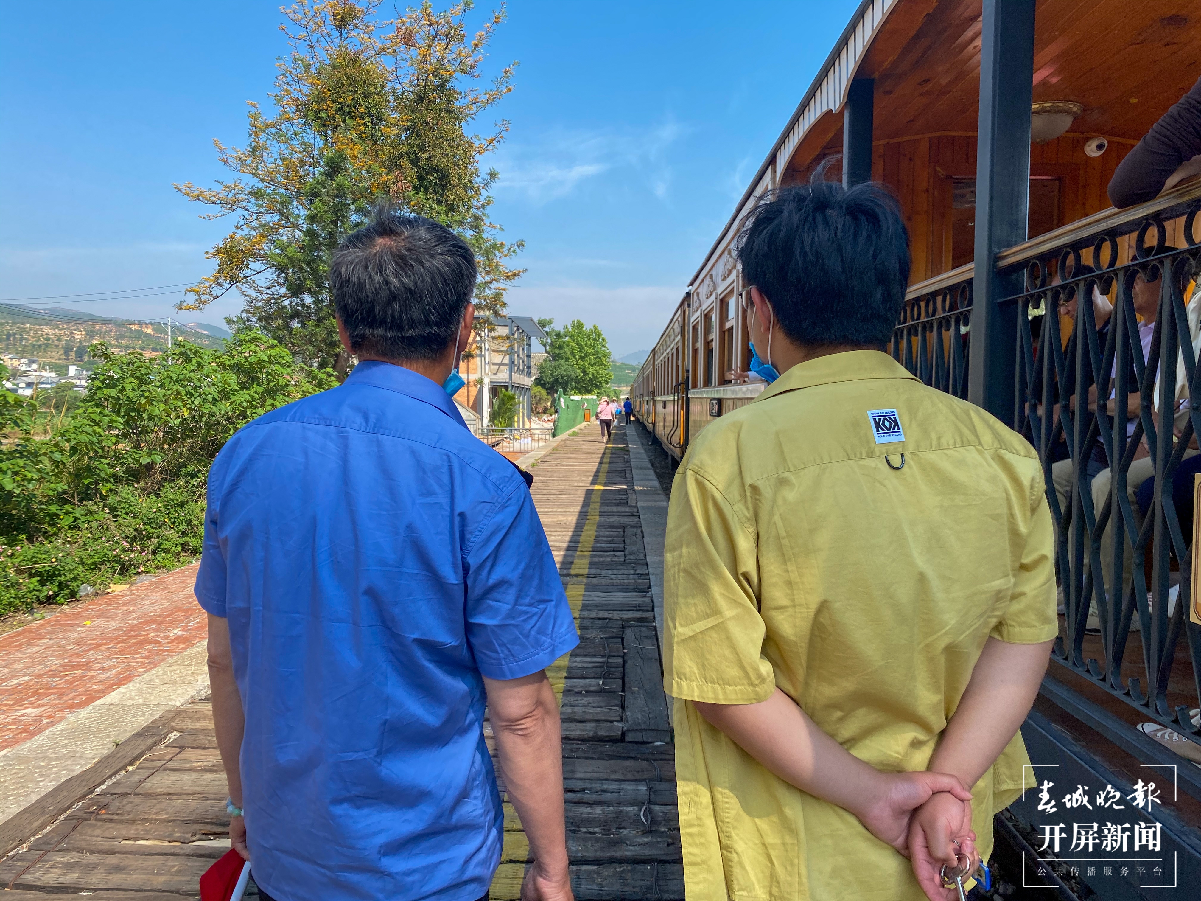 虎车长与工作人员交流-刘畅 摄.jpg