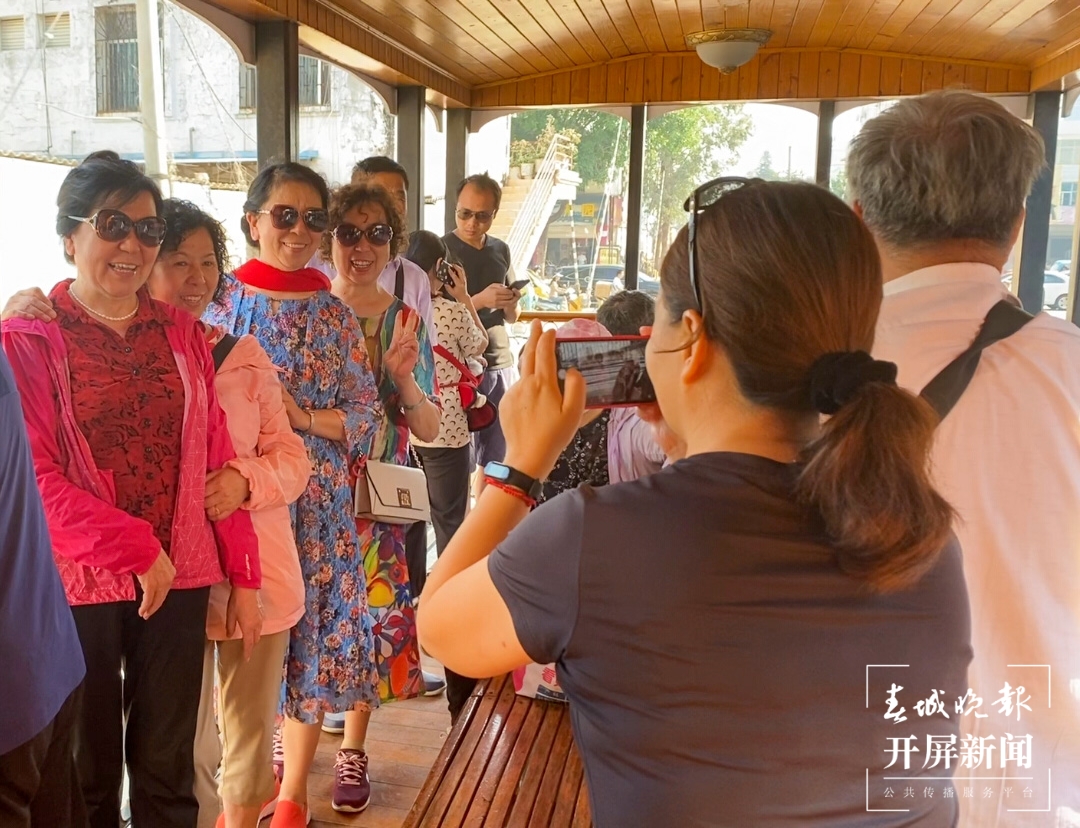 在小火车上拍照的游客-刘畅 摄.jpg