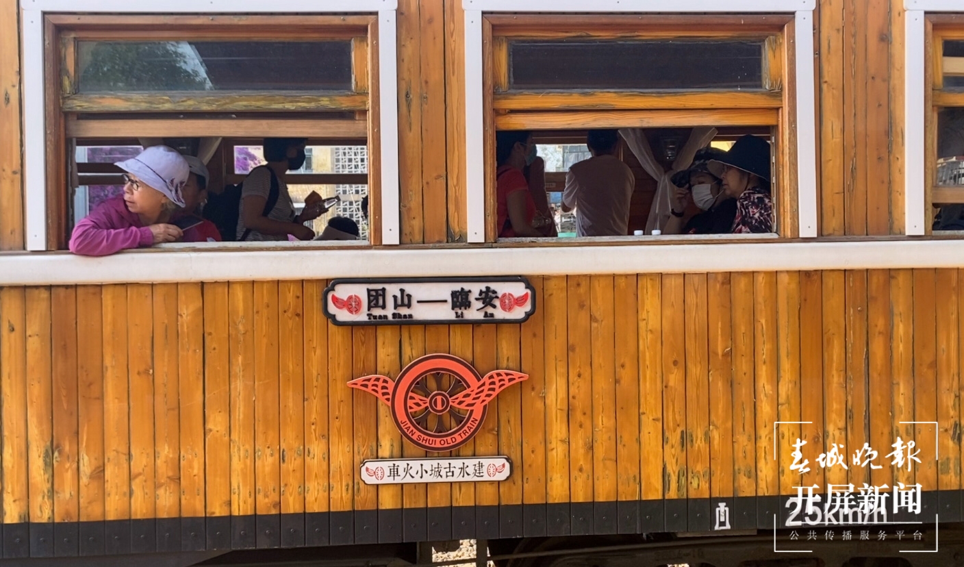 小火车上的游客-刘畅 摄.jpg