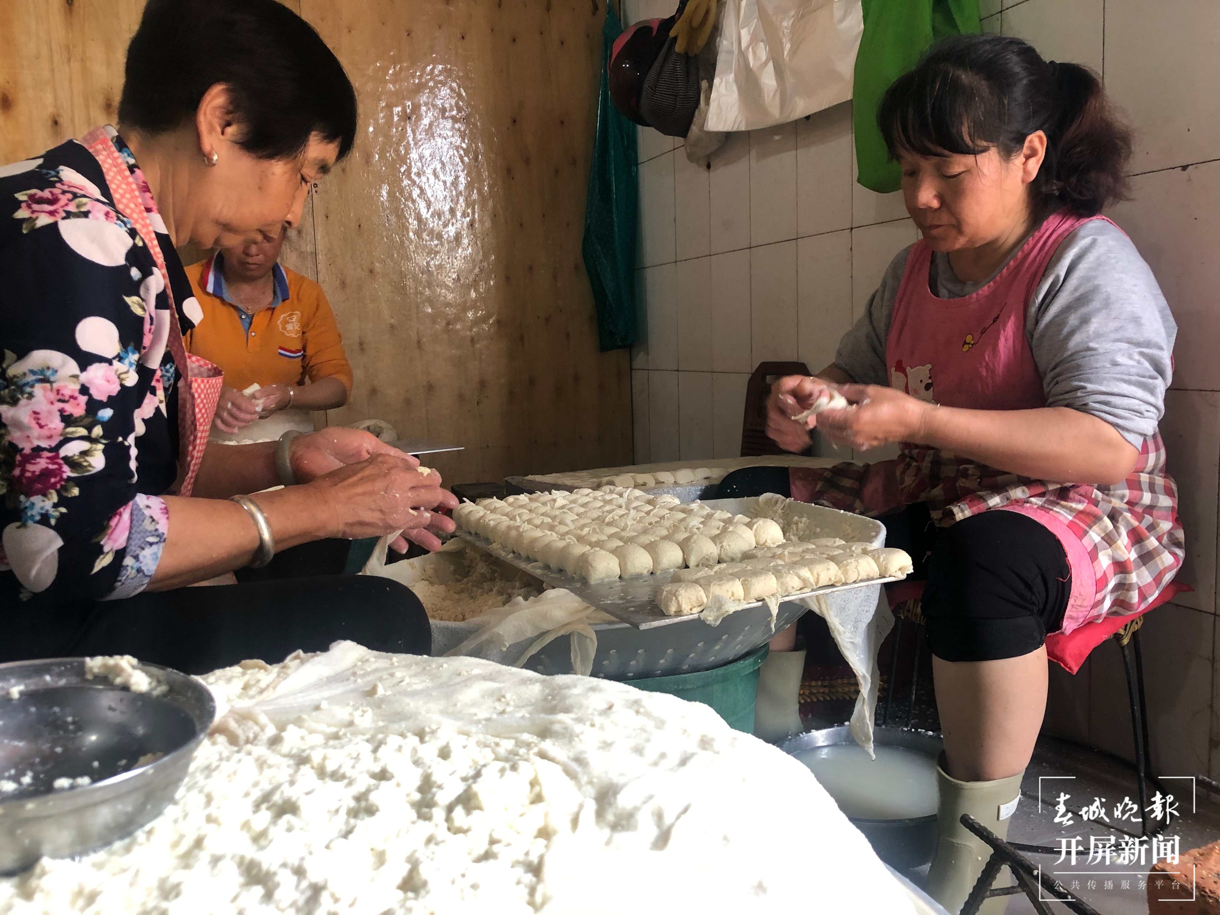 工人在豆腐坊制作豆腐-王丹摄.jpg