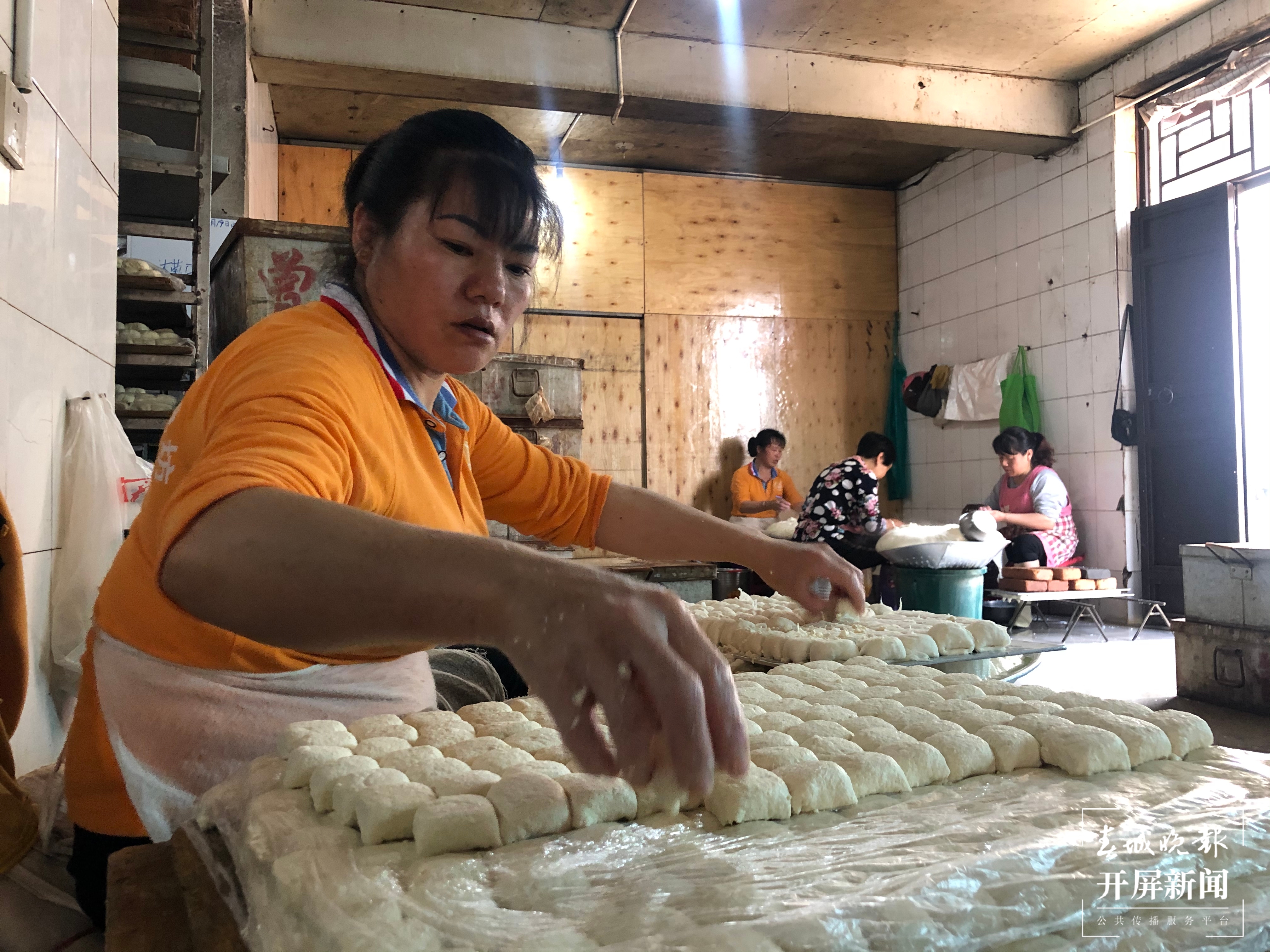 工人在制作豆腐-王丹 摄.jpg