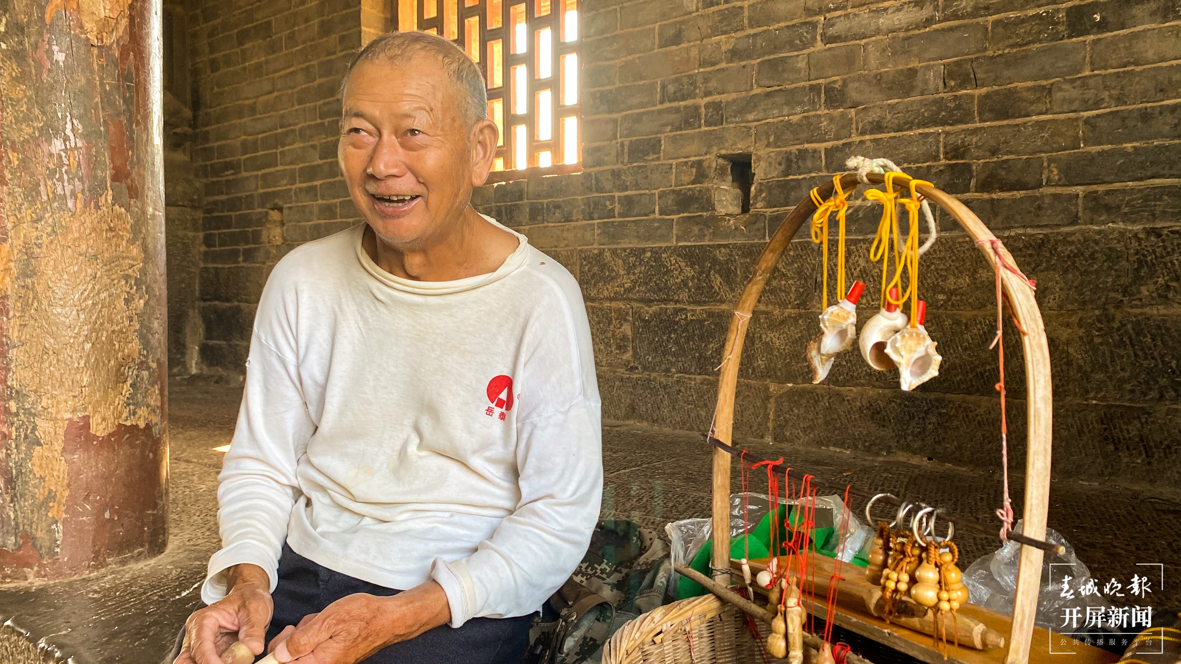 黄芝万老人在桥亭摆摊-刘畅 摄.jpg