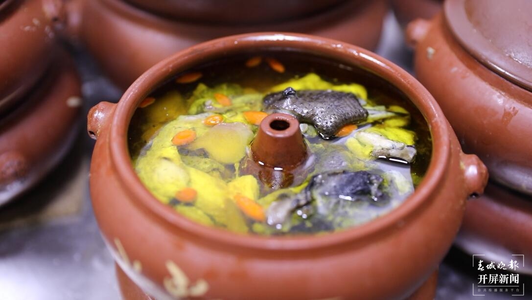 建水汽锅鸡-刘畅 摄.jpg