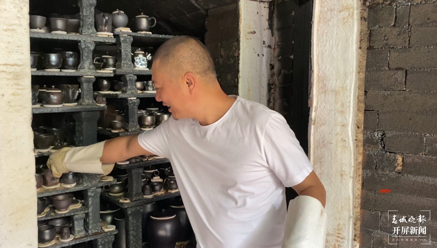 肖春魁取出刚出窑的陶-刘畅 摄.jpg