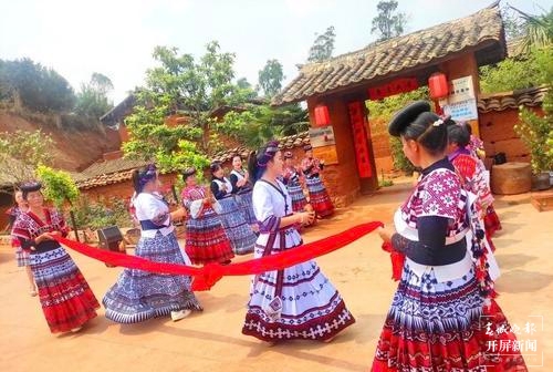 彩绘墙、万亩樱桃、赶乡街子.......富民等你来（春城晚报-开屏新闻记者 张田睿 通讯员 吉旭 姚安林 摄）