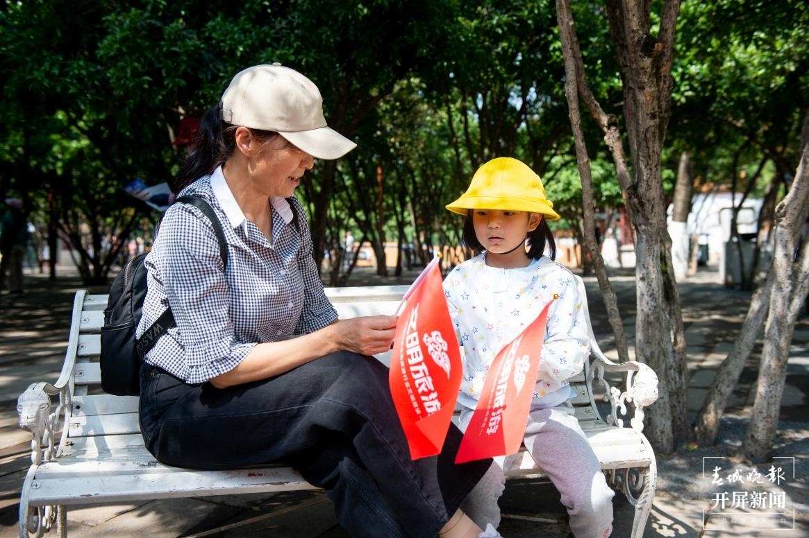 五一将近，景区讲解员走上街头，倡议共同践行旅游“三美”（春城晚报-开屏新闻记者 朱婉琪）