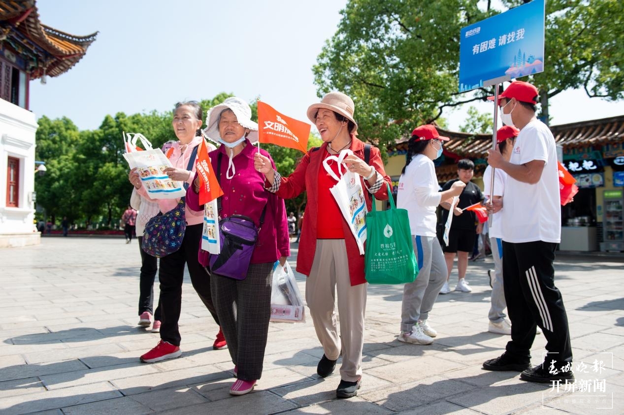 五一将近，景区讲解员走上街头，倡议共同践行旅游“三美”（春城晚报-开屏新闻记者 朱婉琪）