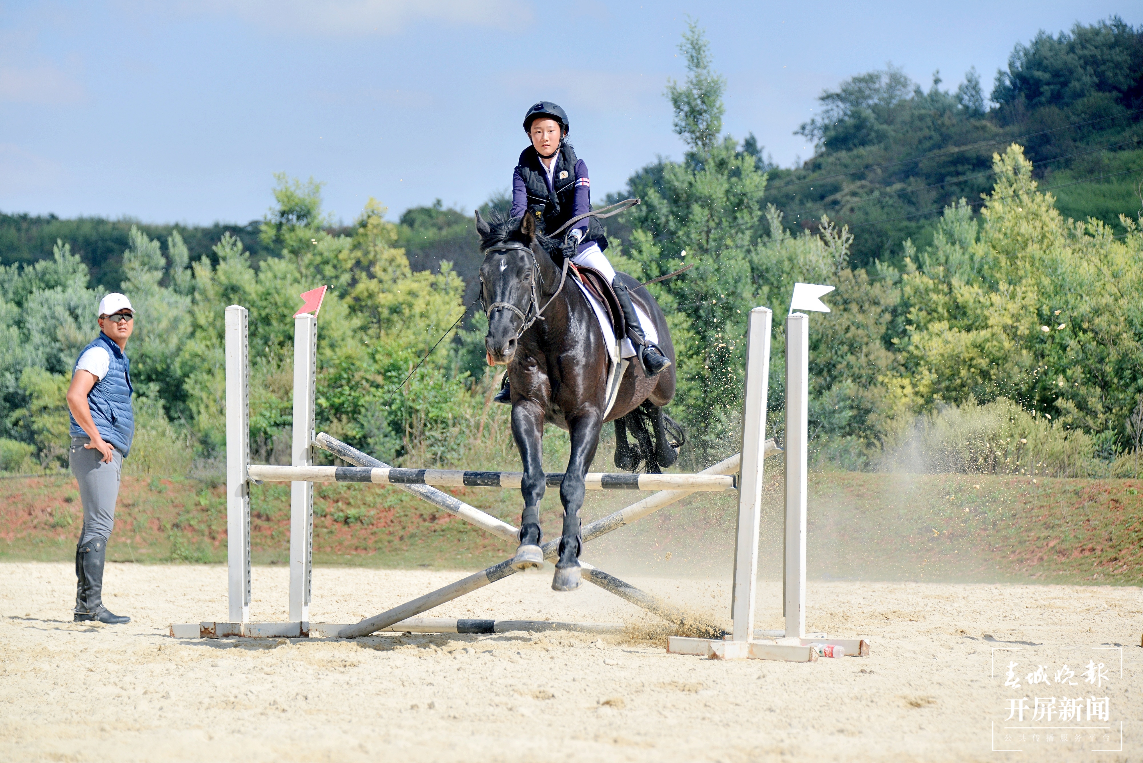 张羡茹同学获2020年10月云南省马术协会俱乐部玉龙湾杯马术公开赛青少年组地杆赛冠军与公开组80cm障碍赛亚军.JPG