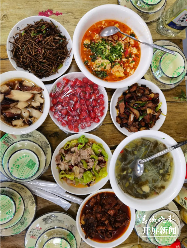 鲁甸小寨镇 万亩樱桃醉游人 春城晚报-开屏新闻记者 申时勋 通讯员 余秋霞 郭家龙 摄影报道