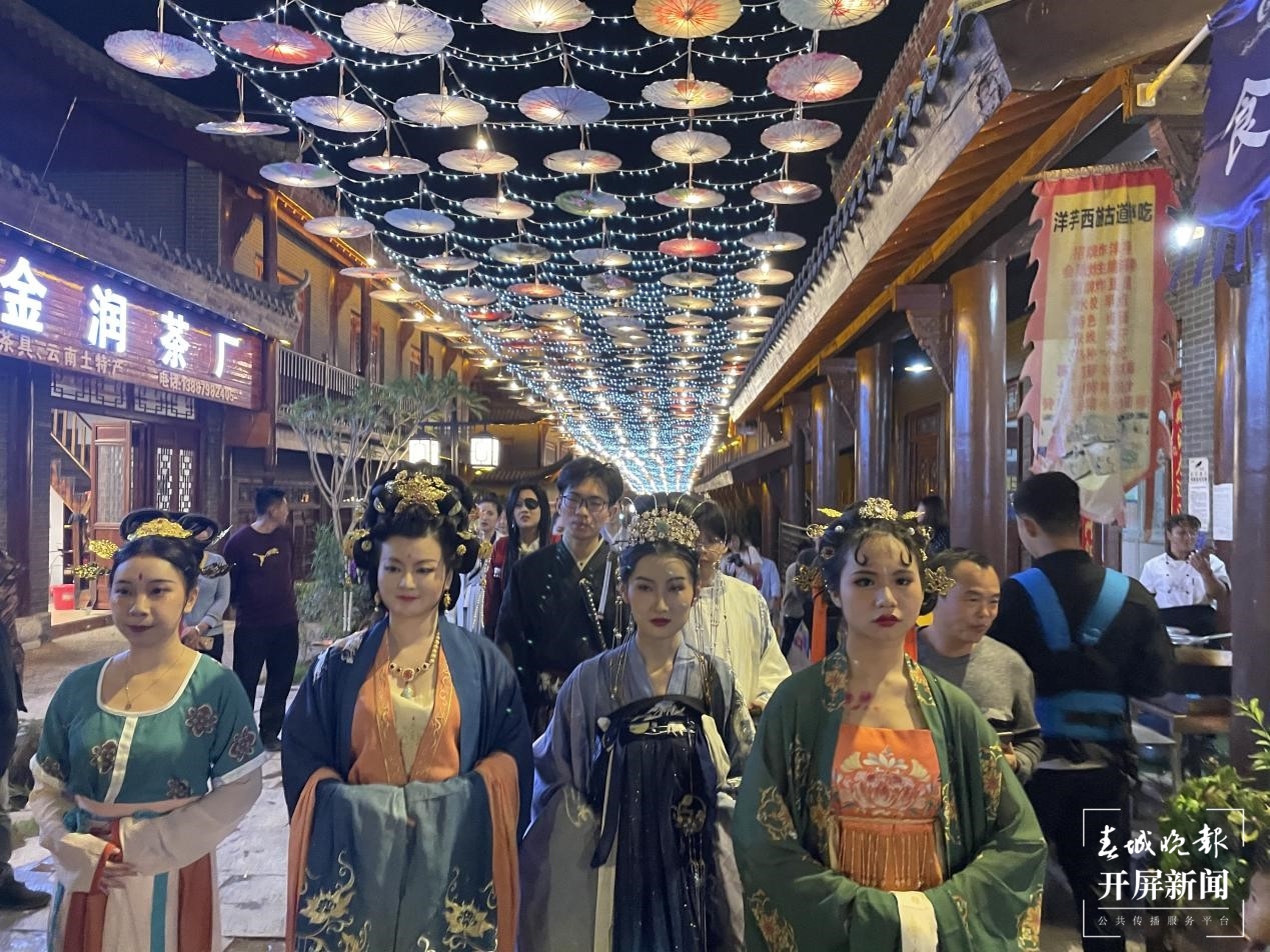 旅游收入3.42亿元！“五一”假期，普洱迎客57.11万人次 记者 杨质高 通讯员 戴铮 飞立萍 摄 (1).jpg