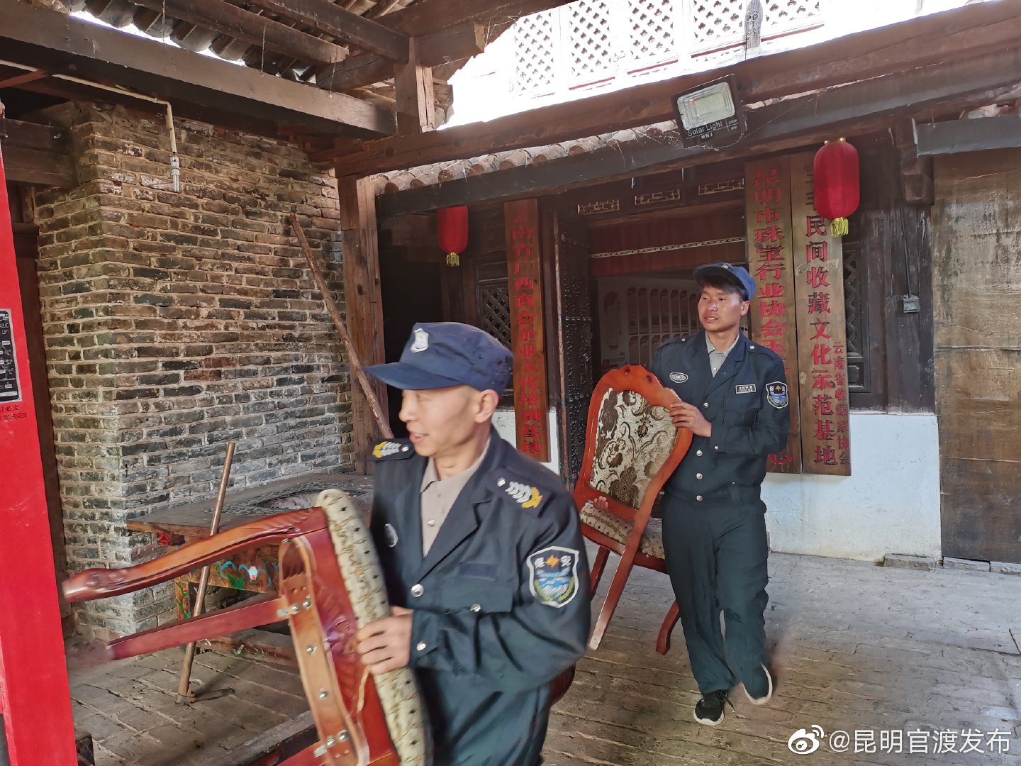 昆明官渡区依法启动对宝丰“云南人家”强制迁出工作（图据@昆明官渡发布）