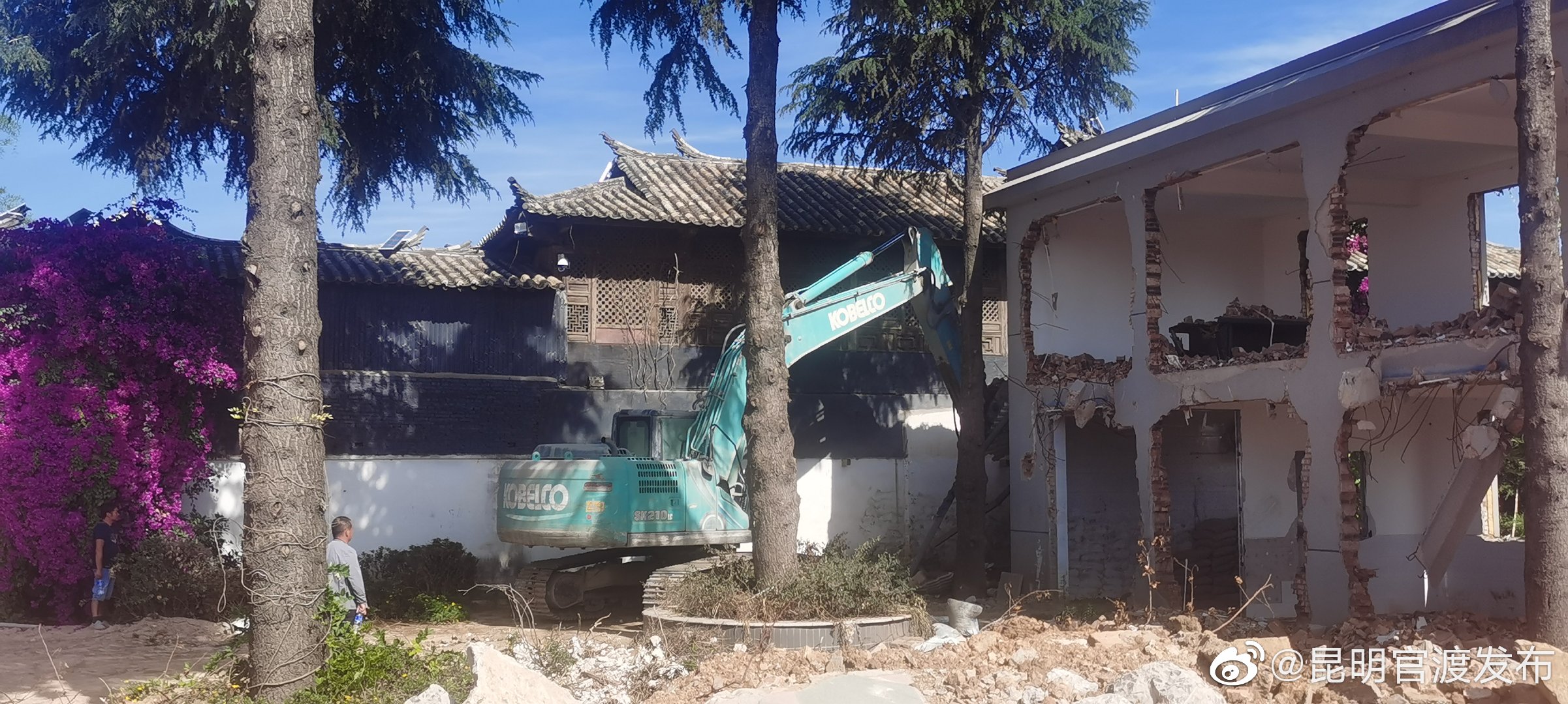 昆明官渡区依法启动对宝丰“云南人家”强制迁出工作（图据@昆明官渡发布）