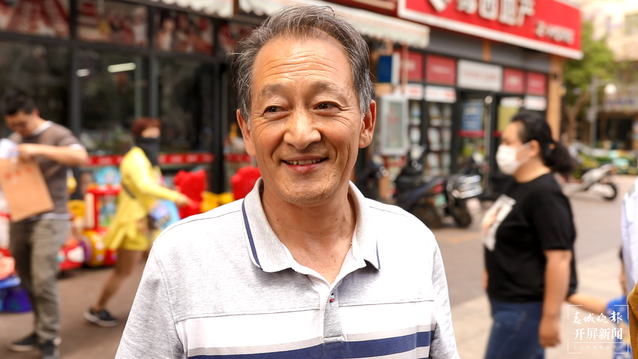 金尚俊园二期排起几十米长队 1200余人免费领到碱性水