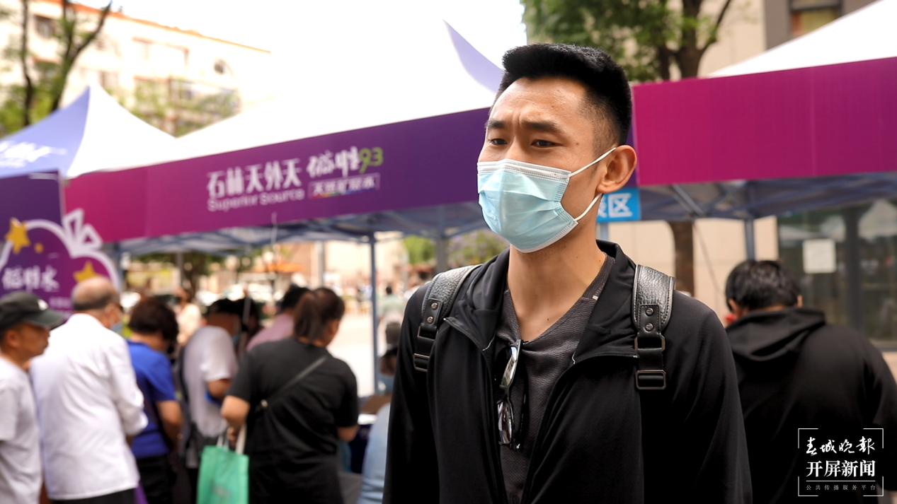 金尚俊园二期排起几十米长队 1200余人免费领到碱性水