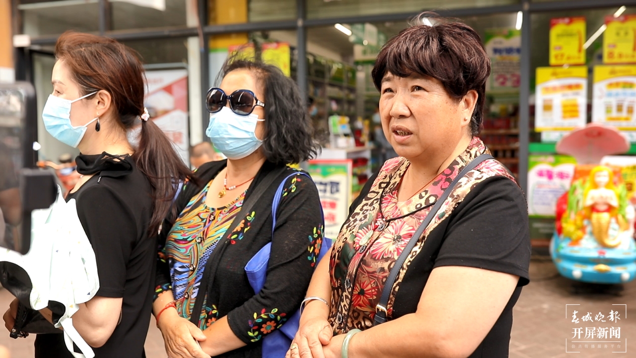 金尚俊园二期排起几十米长队 1200余人免费领到碱性水