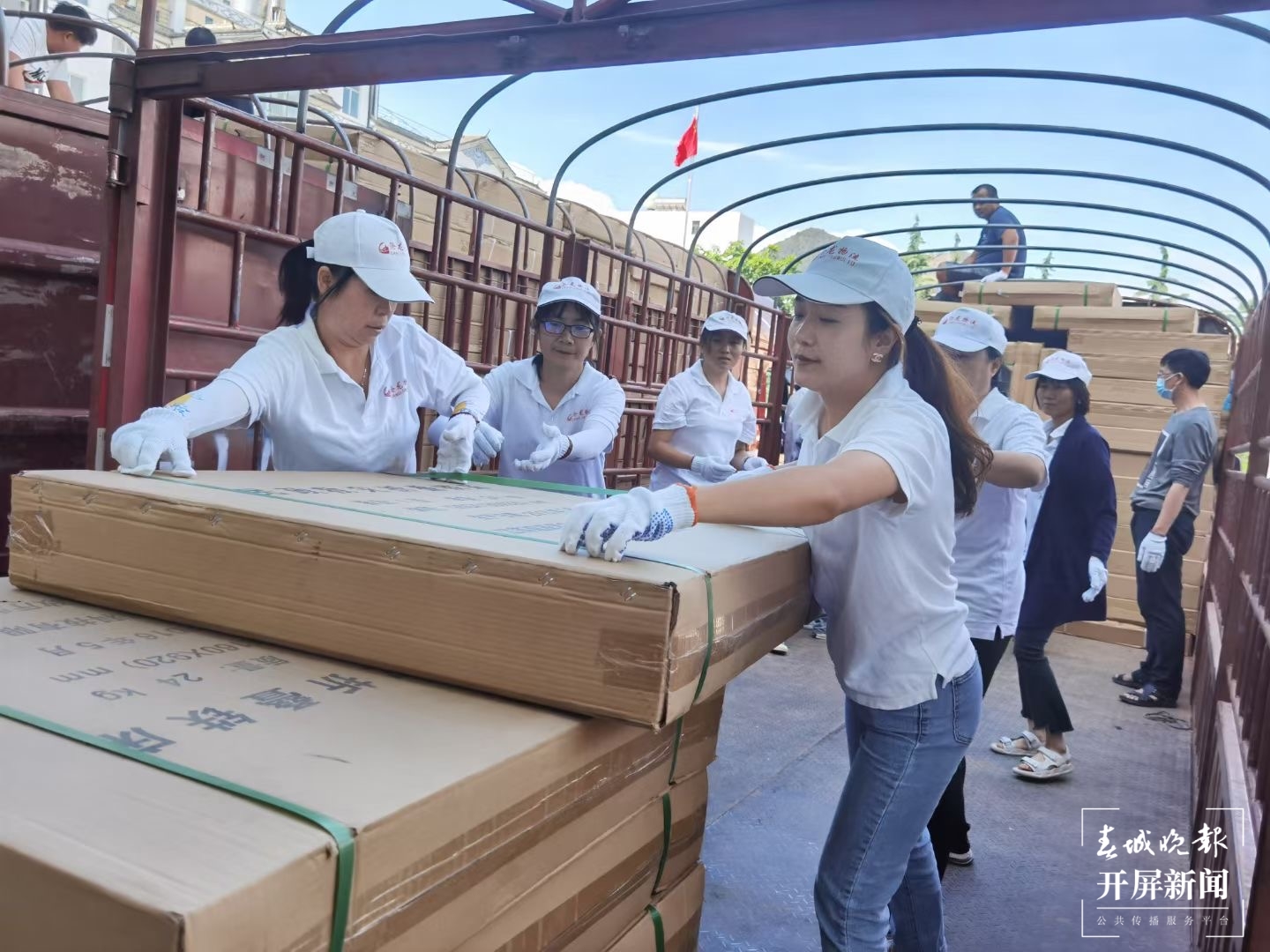 地震发生后，他们接力将源源不断的物资运往震区……（春城晚报-开屏新闻记者 秦蒙琳 程权 龙宇丹 马雯 通讯员 罗全 摄）