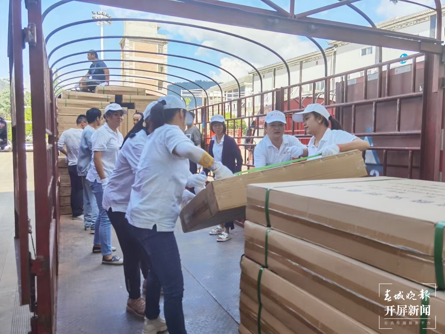 地震发生后，他们接力将源源不断的物资运往震区……（春城晚报-开屏新闻记者 秦蒙琳 程权 龙宇丹 马雯 通讯员 罗全 摄）