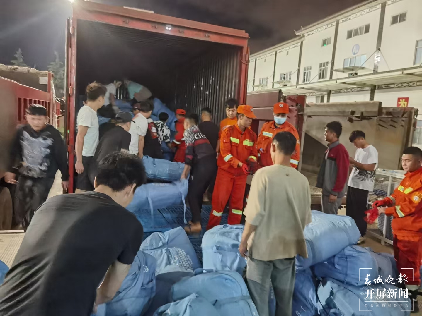 地震发生后，他们接力将源源不断的物资运往震区……（春城晚报-开屏新闻记者 秦蒙琳 程权 龙宇丹 马雯 通讯员 罗全 摄）