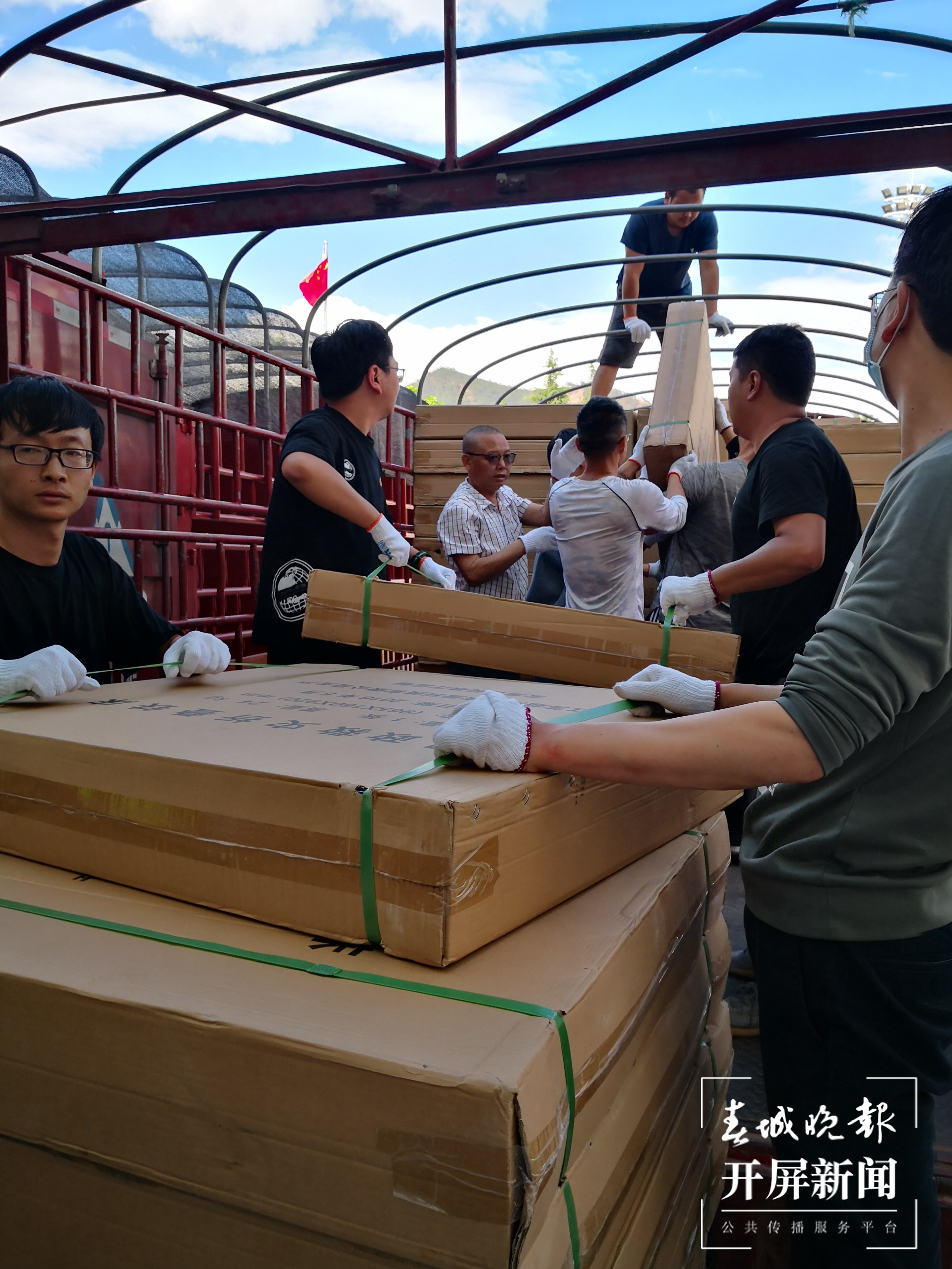 地震发生后，他们接力将源源不断的物资运往震区……（春城晚报-开屏新闻记者 秦蒙琳 程权 龙宇丹 马雯 通讯员 罗全 摄）