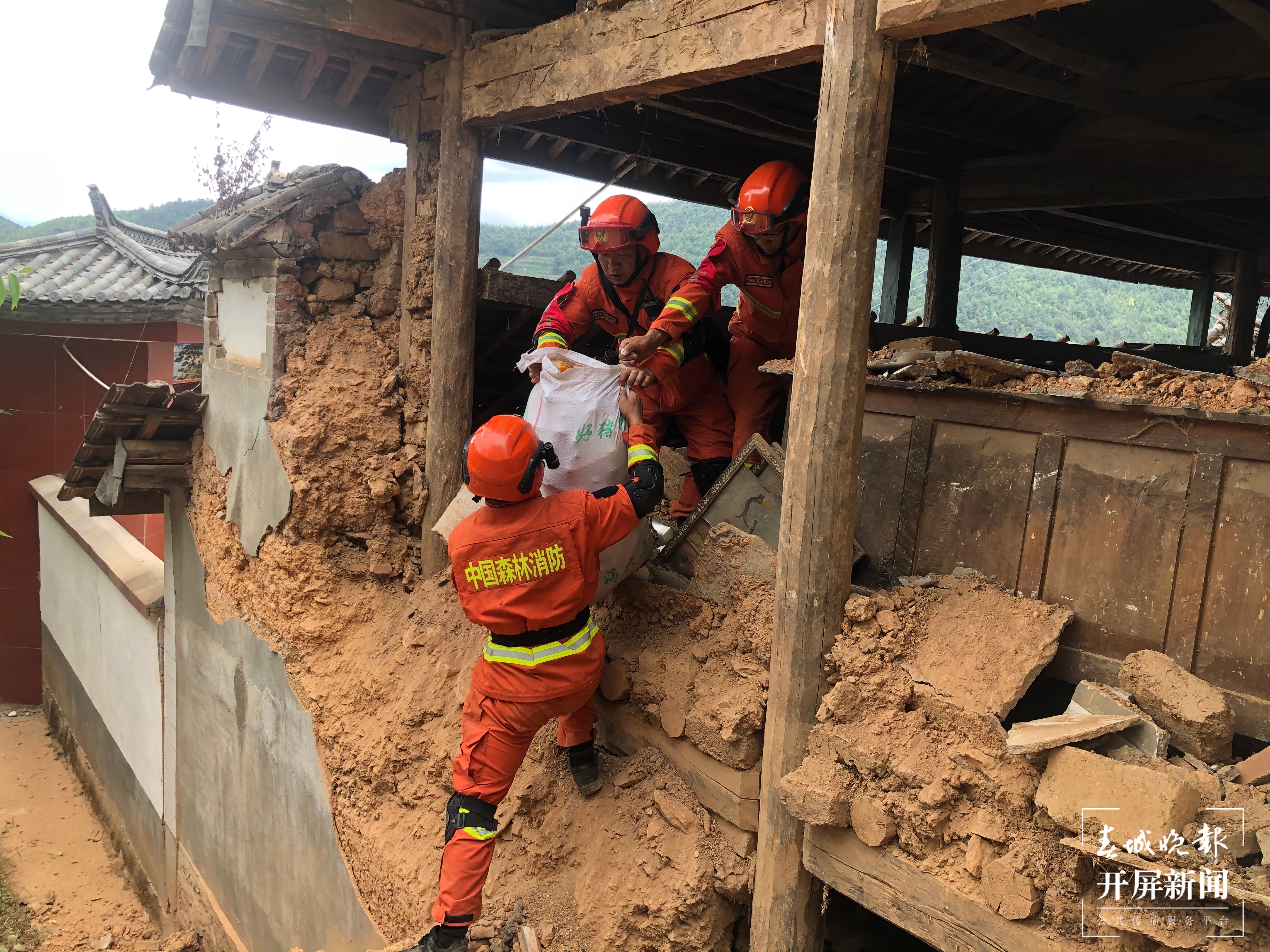 云南省森林消防总队完成漾濞震中6个村小组120余户群众搜救（春城晚报-开屏新闻记者 秦蒙琳 通讯员 赢光万 姚江 摄）