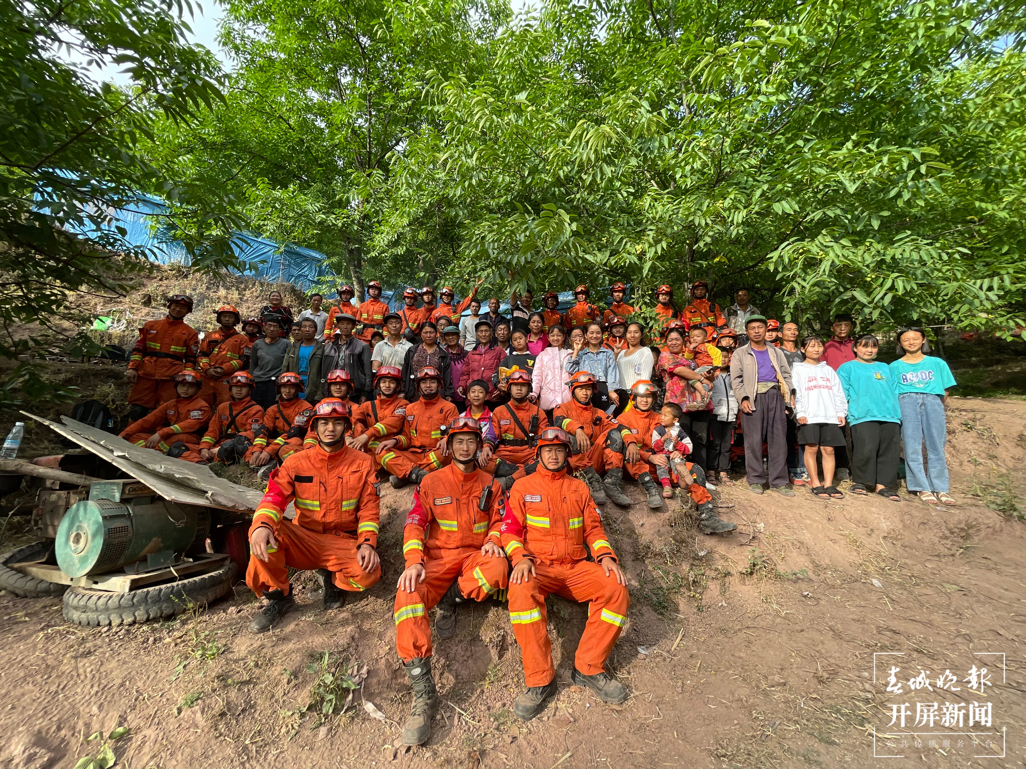 云南省森林消防总队完成漾濞震中6个村小组120余户群众搜救（春城晚报-开屏新闻记者 秦蒙琳 通讯员 赢光万 姚江 摄）