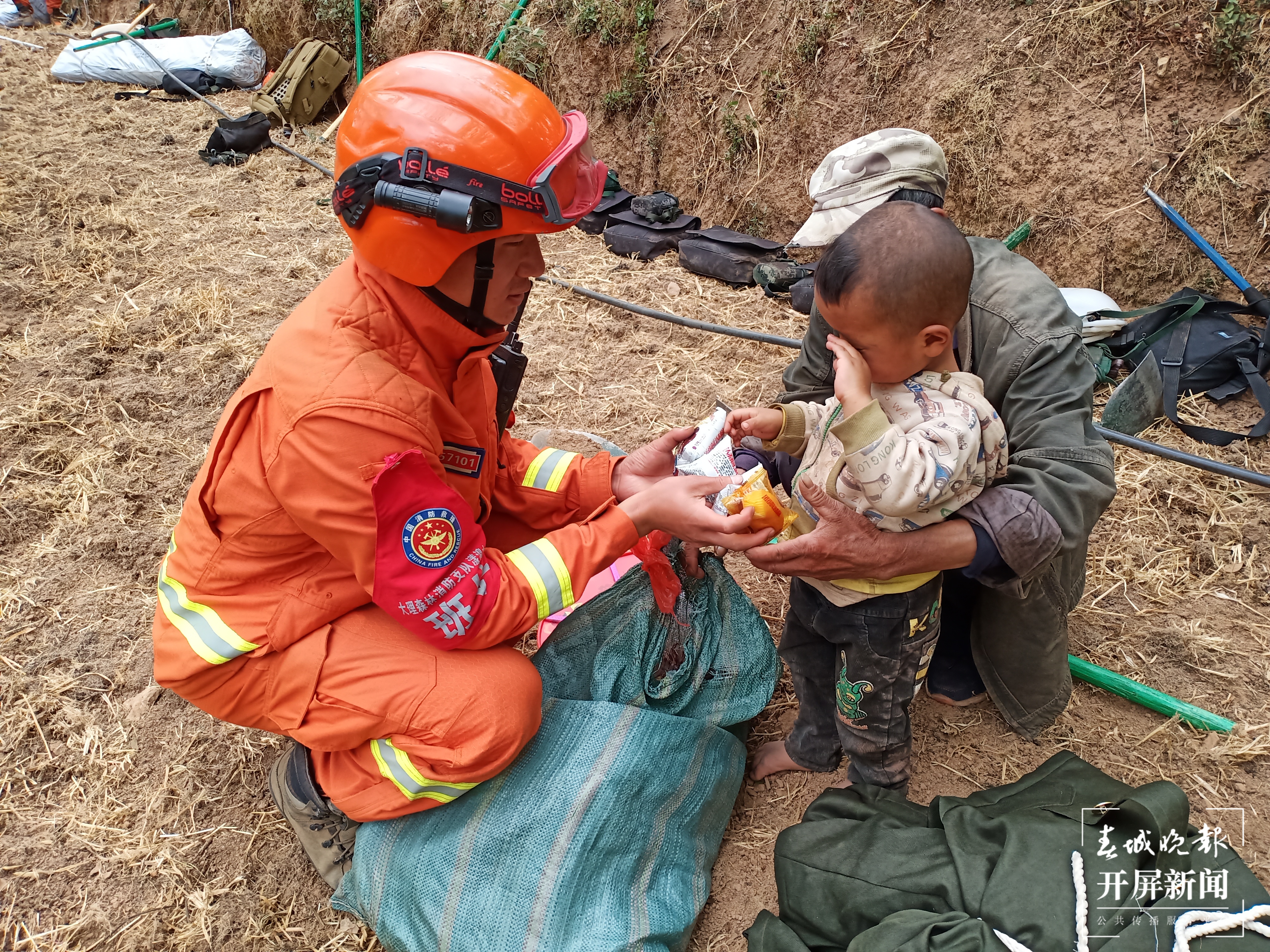 云南省森林消防总队完成漾濞震中6个村小组120余户群众搜救（春城晚报-开屏新闻记者 秦蒙琳 通讯员 赢光万 姚江 摄）