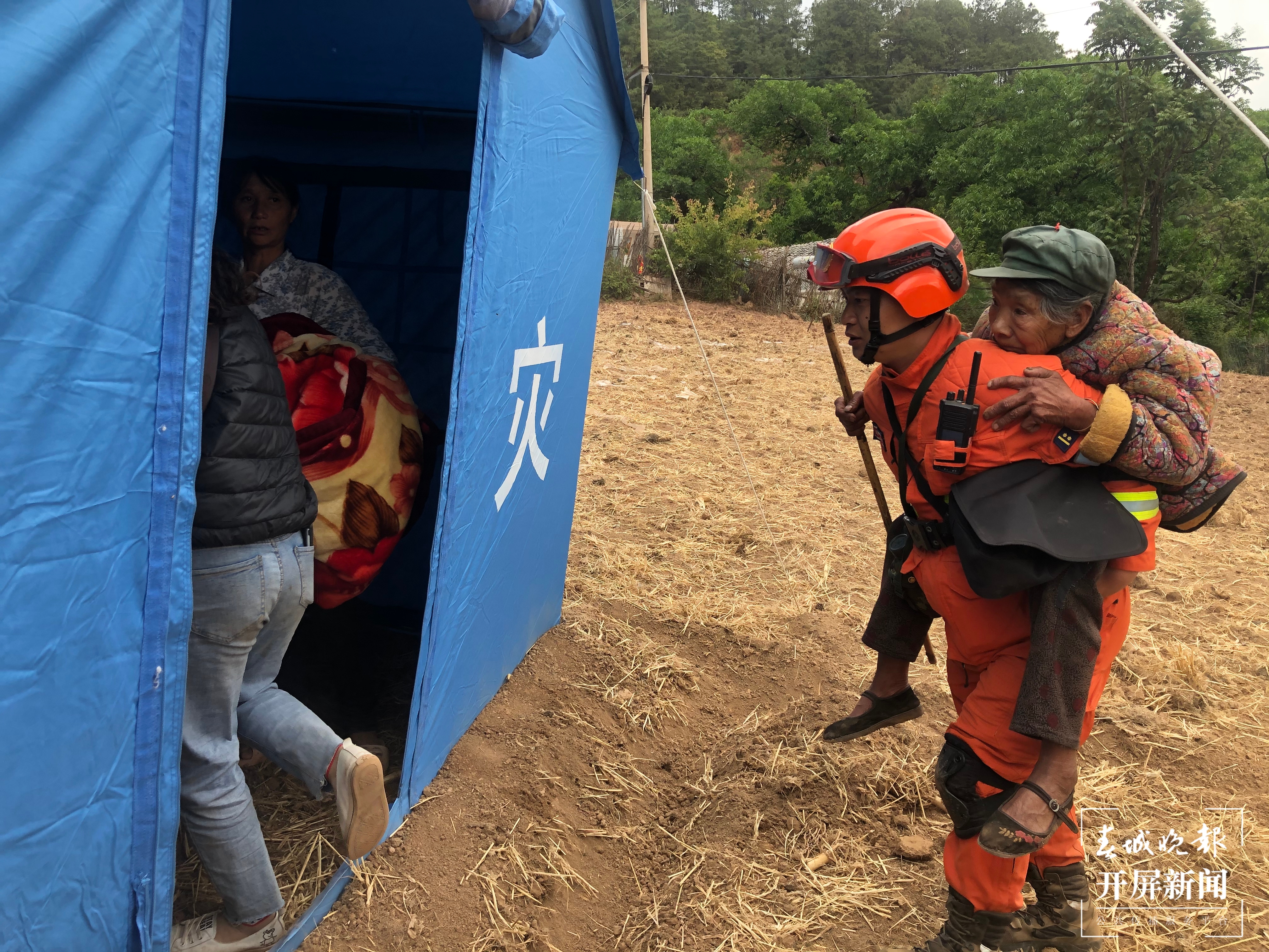 云南省森林消防总队完成漾濞震中6个村小组120余户群众搜救（春城晚报-开屏新闻记者 秦蒙琳 通讯员 赢光万 姚江 摄）