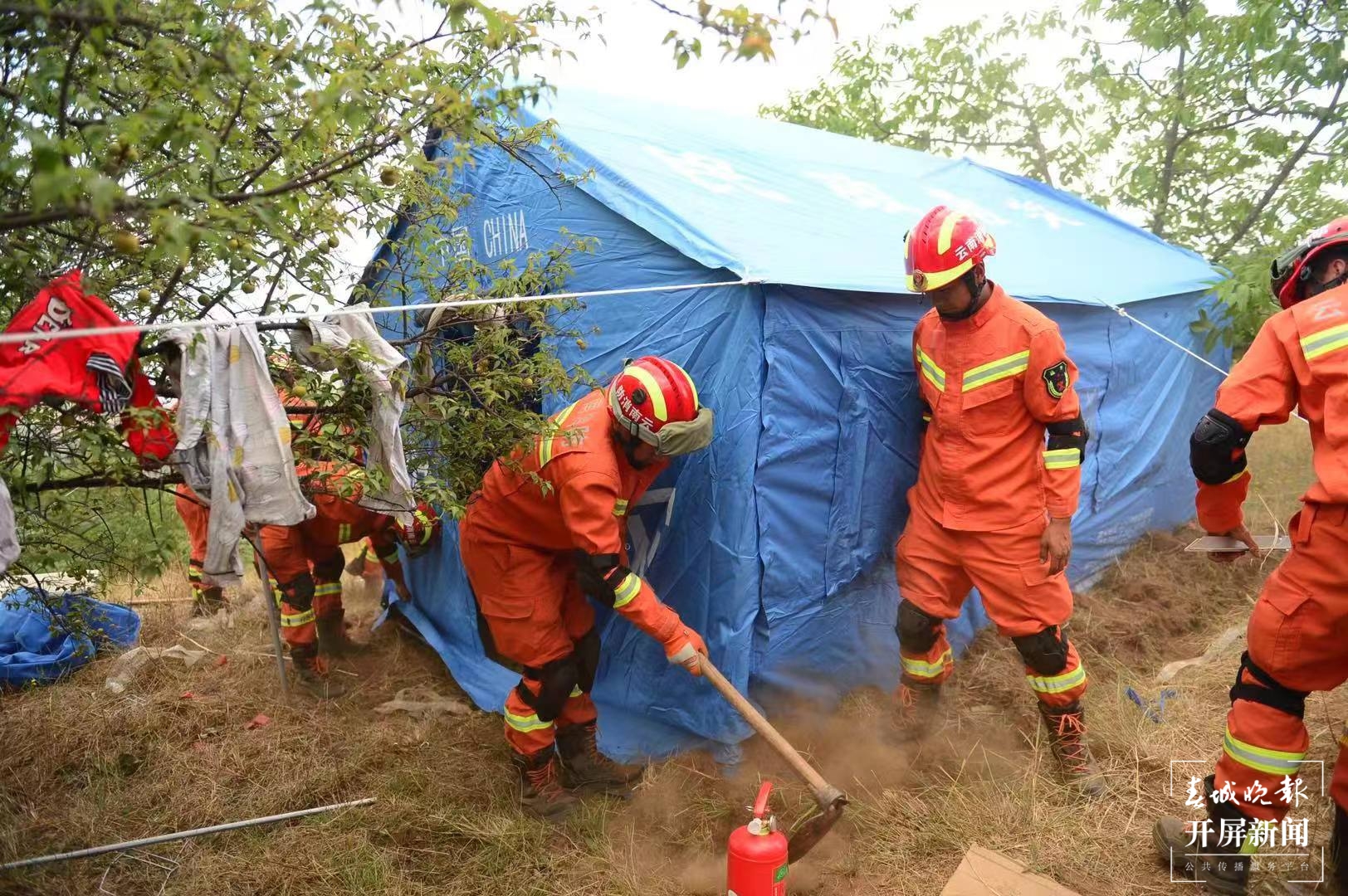 救援人员对震中进行排危和防火检查（春城晚报-开屏新闻记者龙宇丹摄）