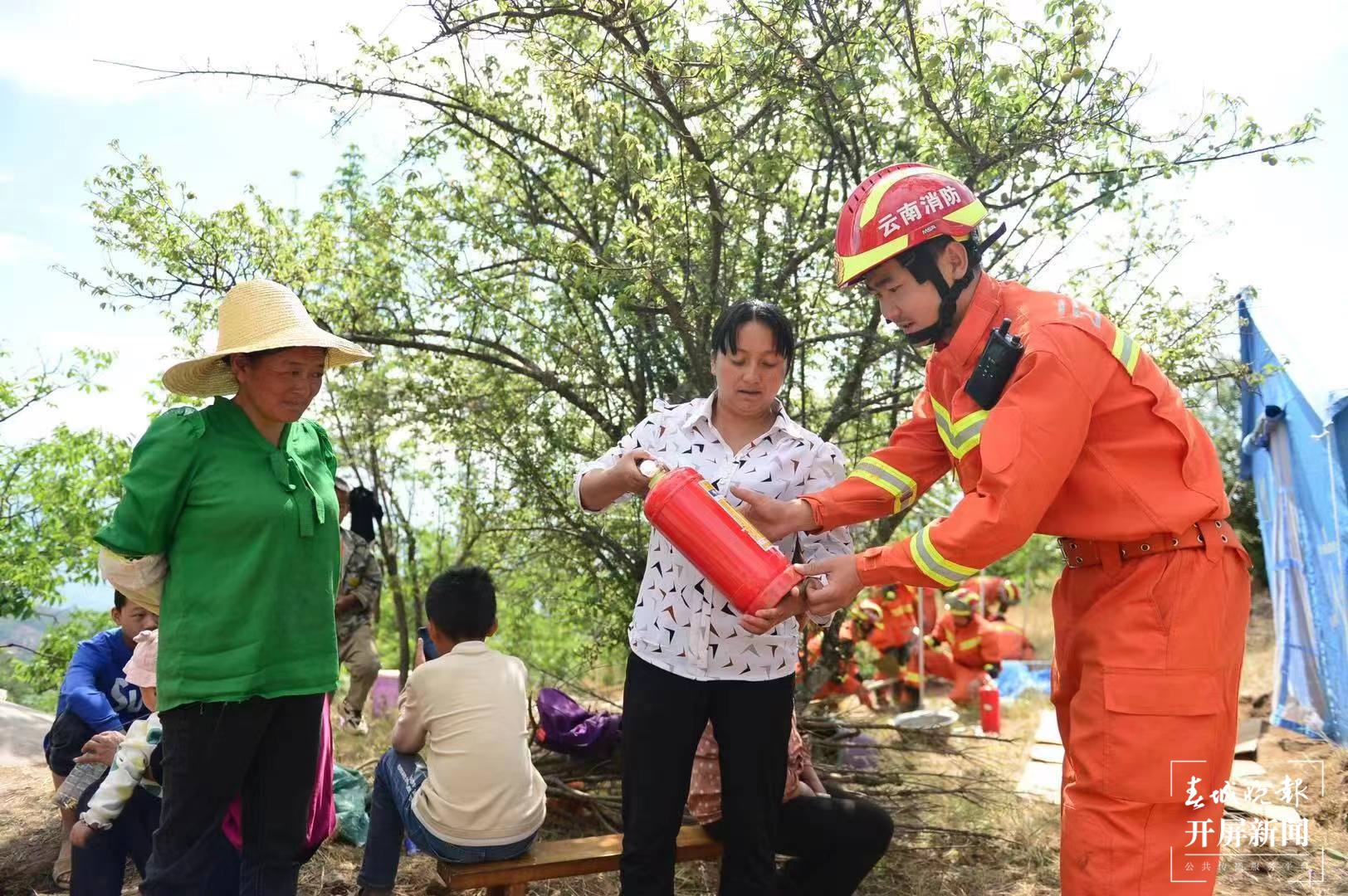 救援人员对震中进行排危和防火检查（春城晚报-开屏新闻记者龙宇丹摄）