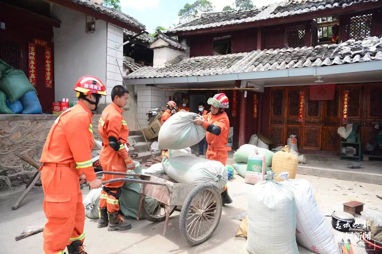 救援人员对震中进行排危和防火检查（春城晚报-开屏新闻记者龙宇丹摄）