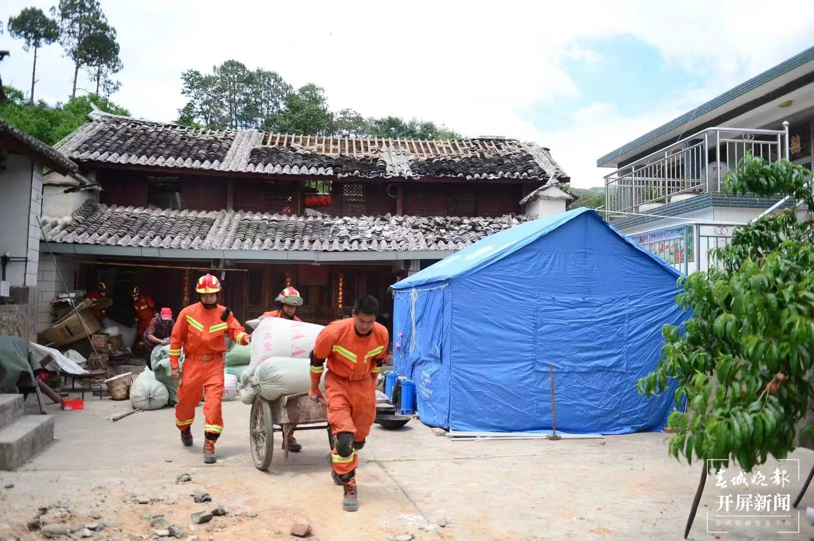 救援人员对震中进行排危和防火检查（春城晚报-开屏新闻记者龙宇丹摄）