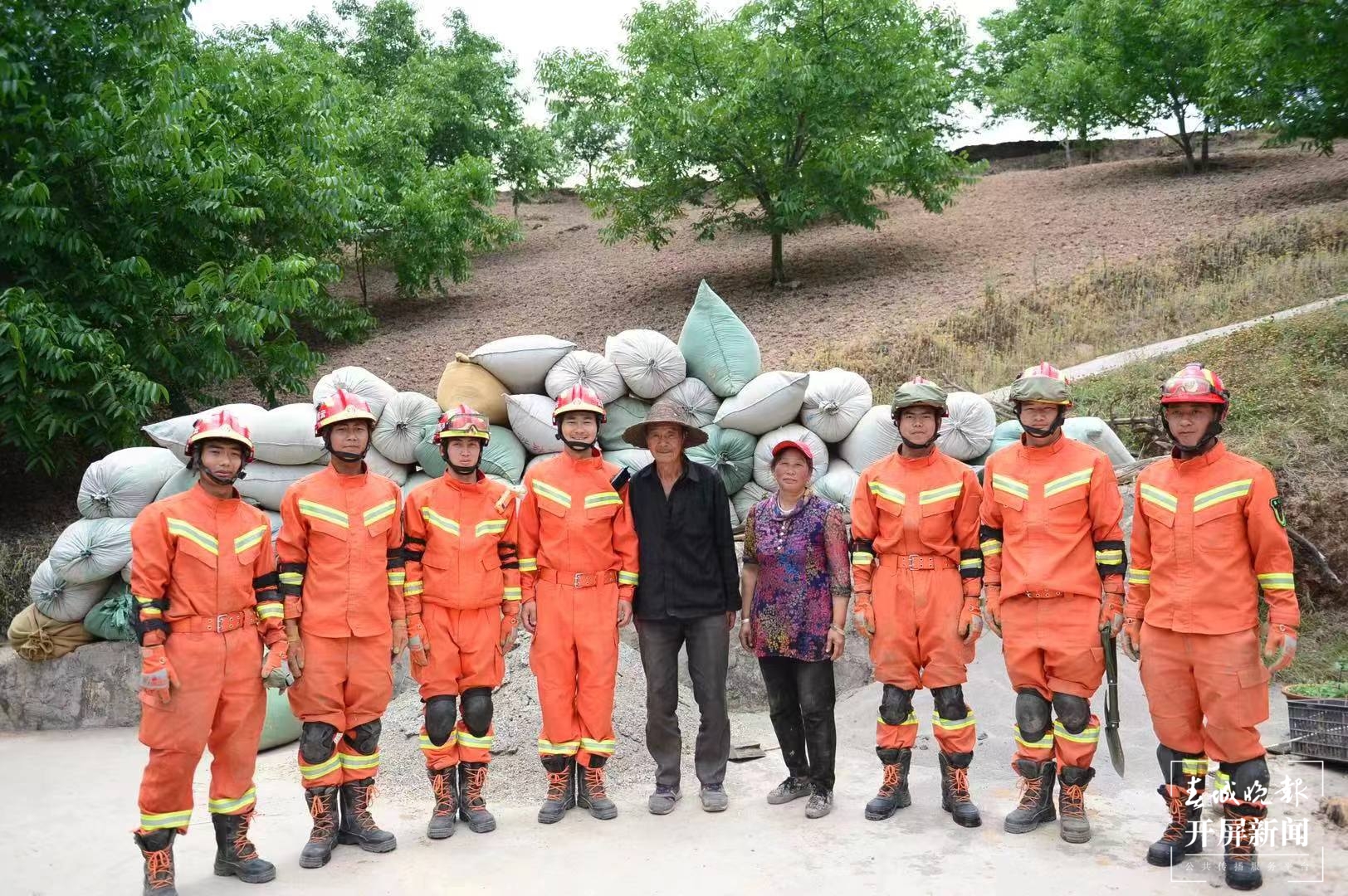 救援人员对震中进行排危和防火检查（春城晚报-开屏新闻记者龙宇丹摄）