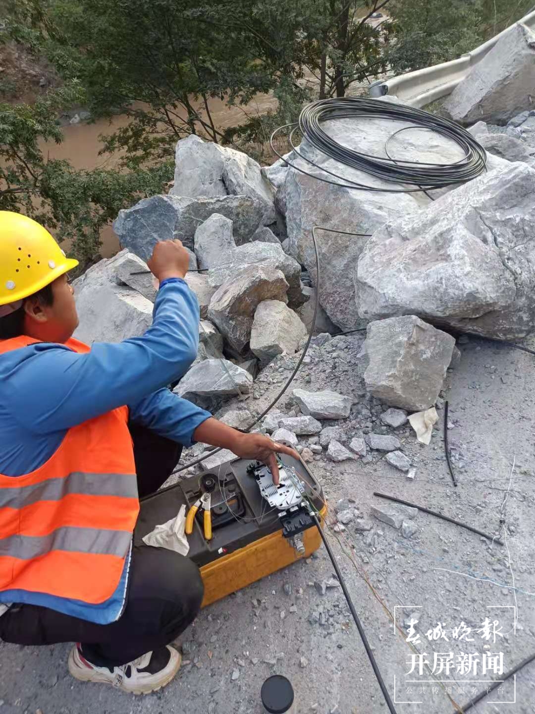 昼夜奋战！漾濞受地震影响的基站、光缆全部抢通！（春城晚报-开屏新闻记者 宗琪 通讯员 李勇 薛颖雯 管文菁 孟哲 李由 摄）