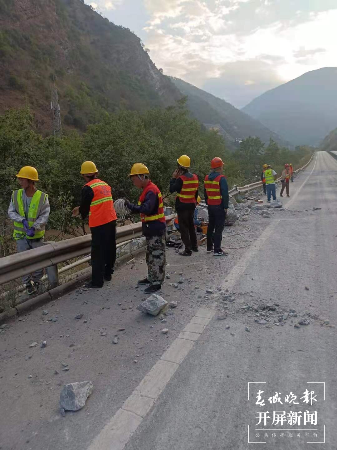 昼夜奋战！漾濞受地震影响的基站、光缆全部抢通！（春城晚报-开屏新闻记者 宗琪 通讯员 李勇 薛颖雯 管文菁 孟哲 李由 摄）