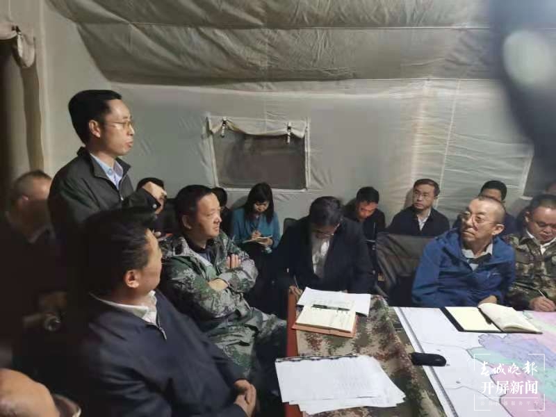 昼夜奋战！漾濞受地震影响的基站、光缆全部抢通！（春城晚报-开屏新闻记者 宗琪 通讯员 李勇 薛颖雯 管文菁 孟哲 李由 摄）