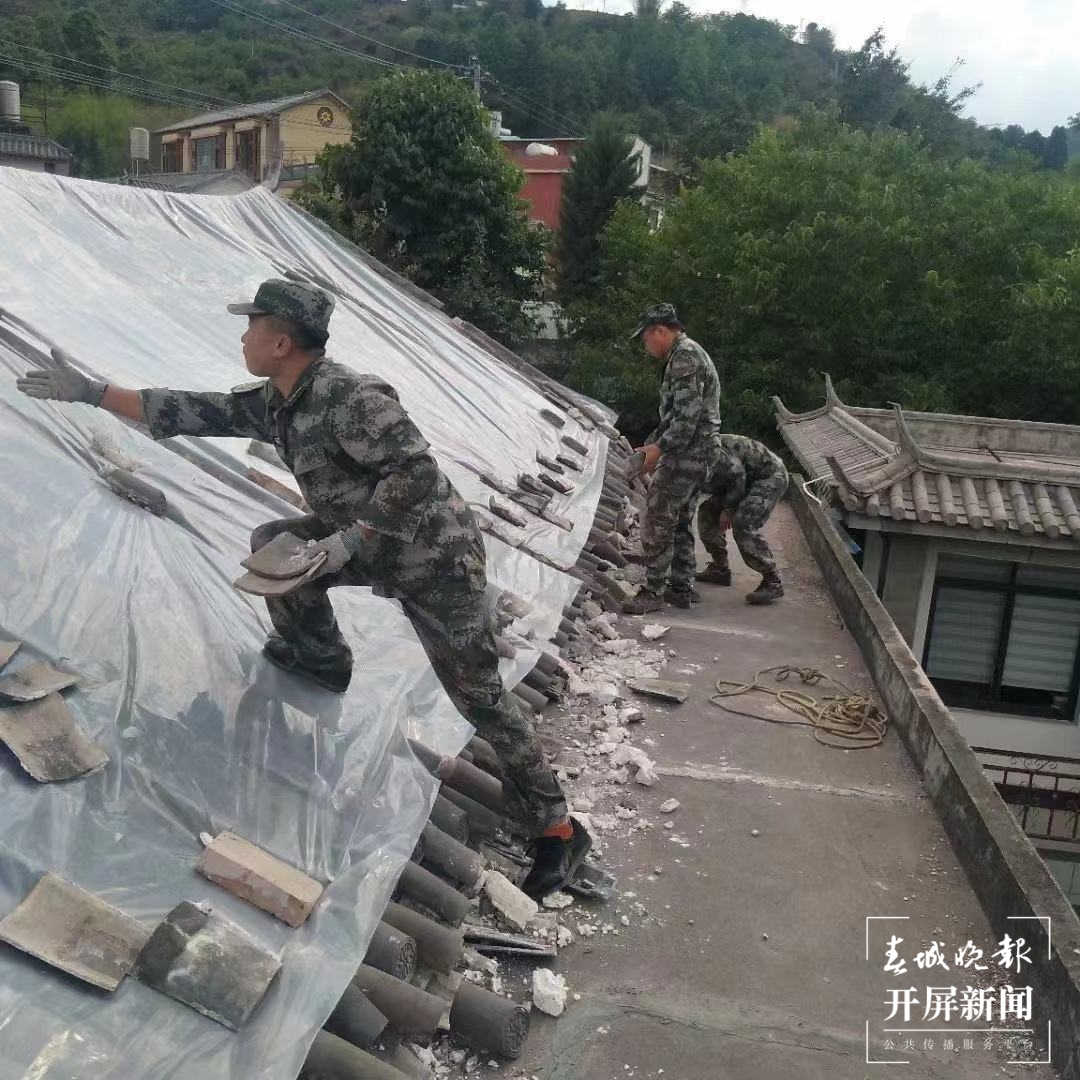 大理州多个县市组织民兵跨区支援漾濞救灾（春城晚报-开屏新闻记者 秦蒙琳 程权 通讯员 柯穴 摄）